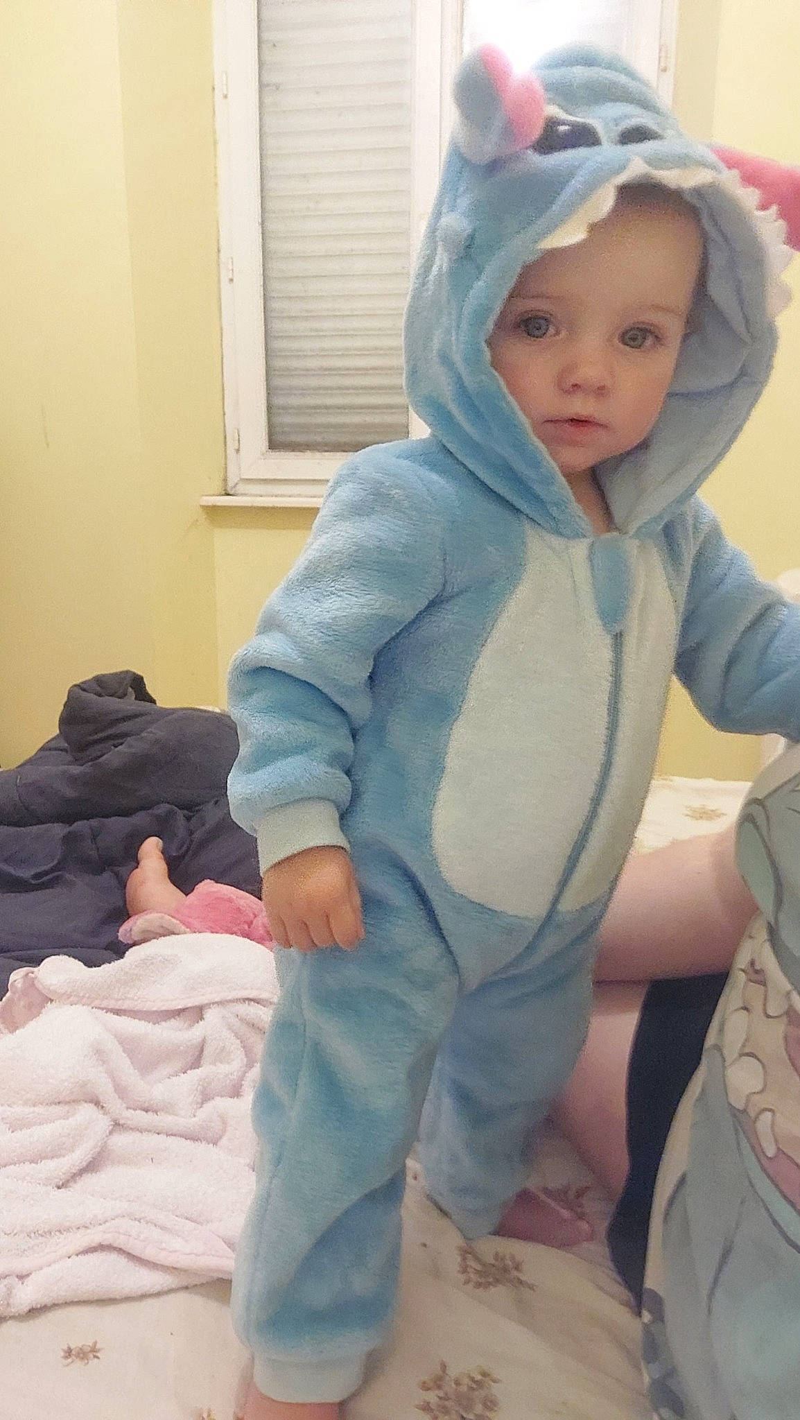 Eva a rejoint le concours — aidez-le/la à gagner de superbes lots ! abdomen, baby, baby_products, baby_safety, baby_toddler_clothing, cap, child, comfort, electric_blue, fun, fur, headwear, hood, hoodie, linens, person, room, sitting, sleeve, toddler