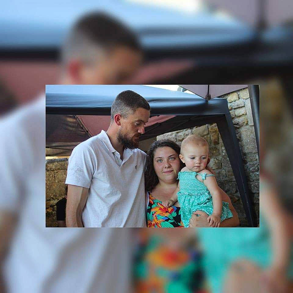 Eva a rejoint le concours — aidez-le/la à gagner de superbes lots ! art, baby, child, design, event, flash_photography, formal_wear, fun, gesture, happy, interaction, joy, leisure, person, picture_frame, product, room, smile, stock_photography, t_shirt