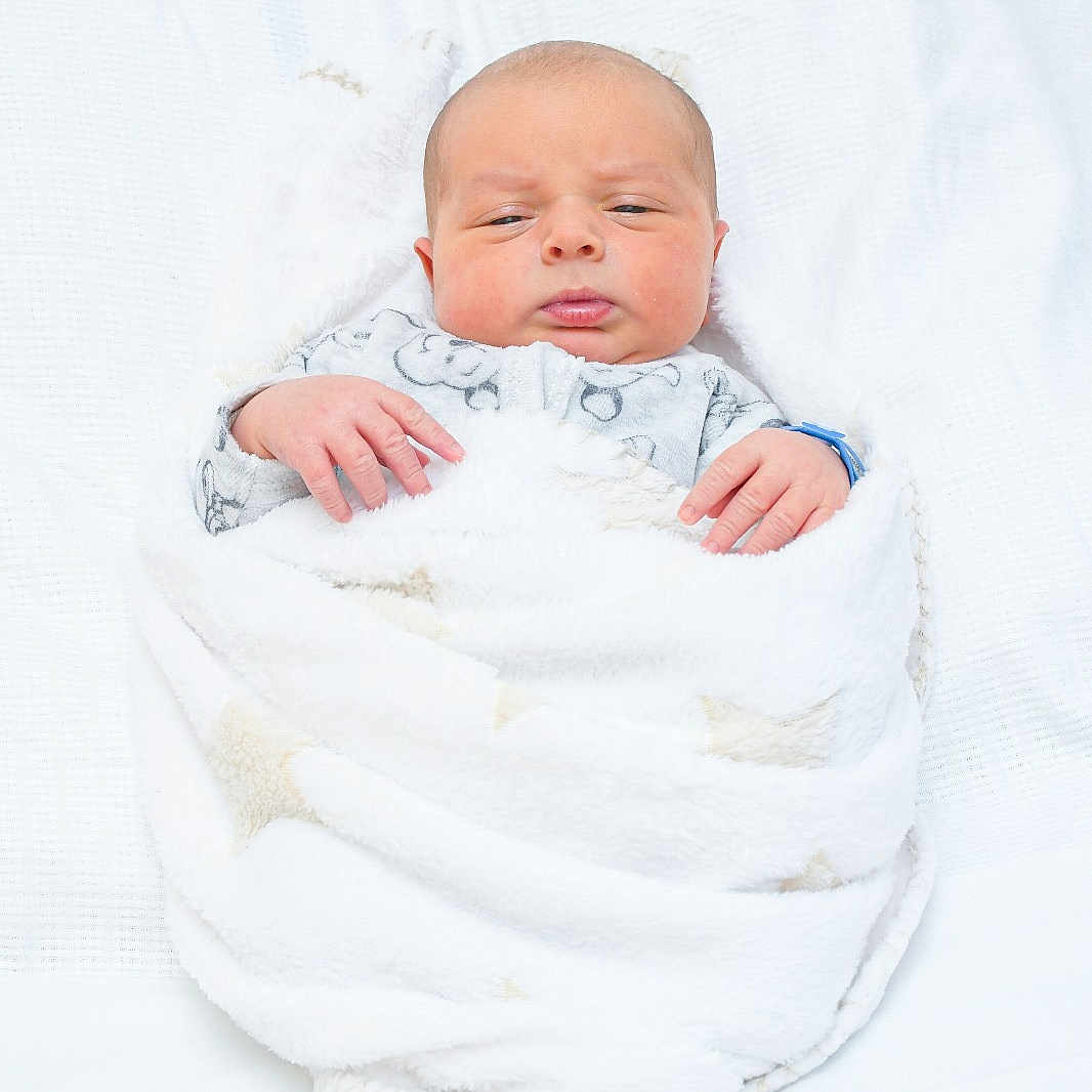 Cristian a rejoint le concours — aidez-le/la à gagner de superbes lots ! architecture, baby, bed, bedroom, blanket, cradle, cushion, face, furniture, head, homedecor, indoors, newborn, person, photography, portrait, quilt, room, sleeping, towel