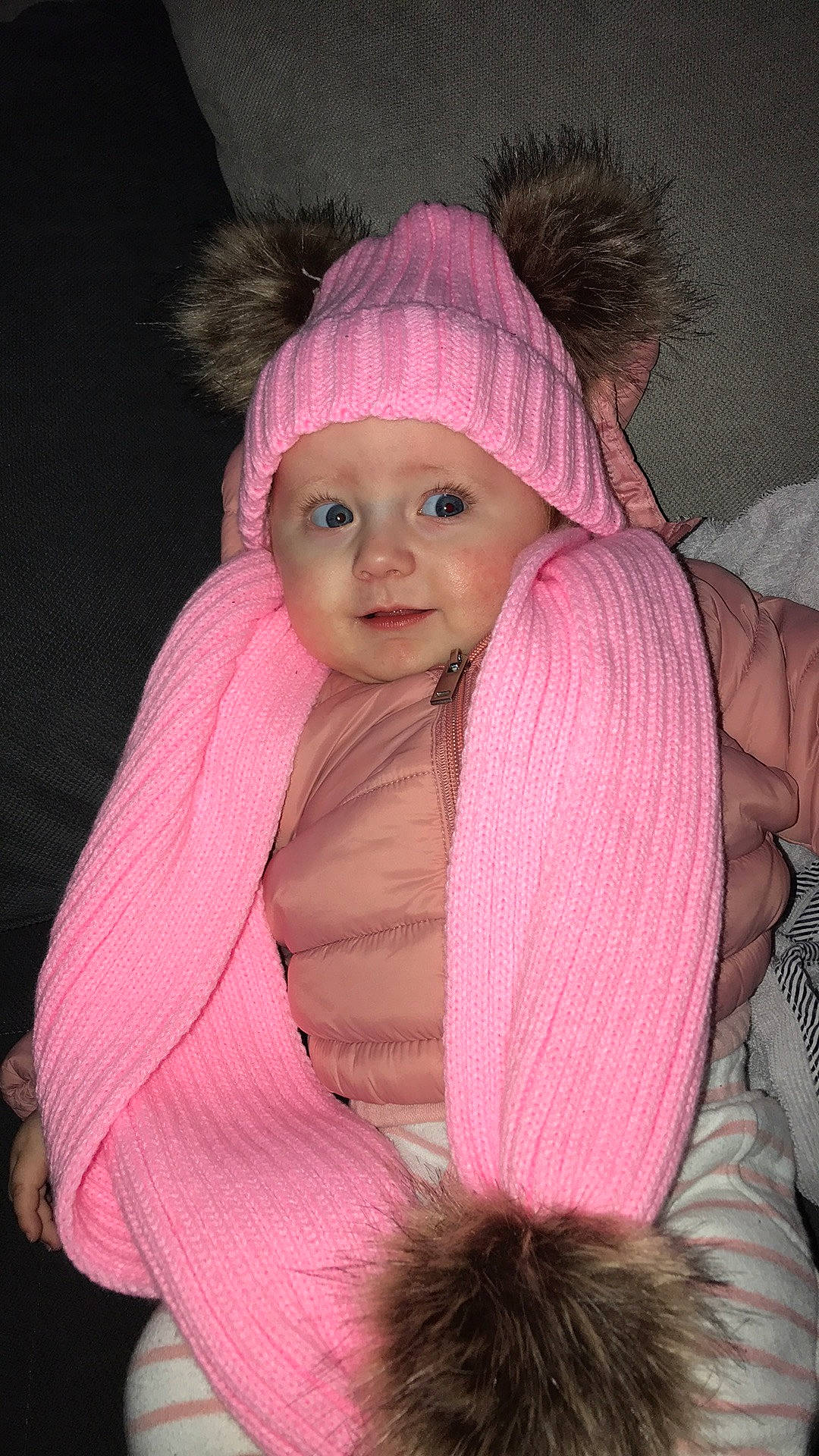 Melina participe au concours pour gagner de l'argent avec cette photo : baby, baby_toddler_clothing, cap, cheek, ear, eye, face, happy, headgear, headwear, human_body, iris, jacket, knit_cap, lip, magenta, nose, person, pink, toddler