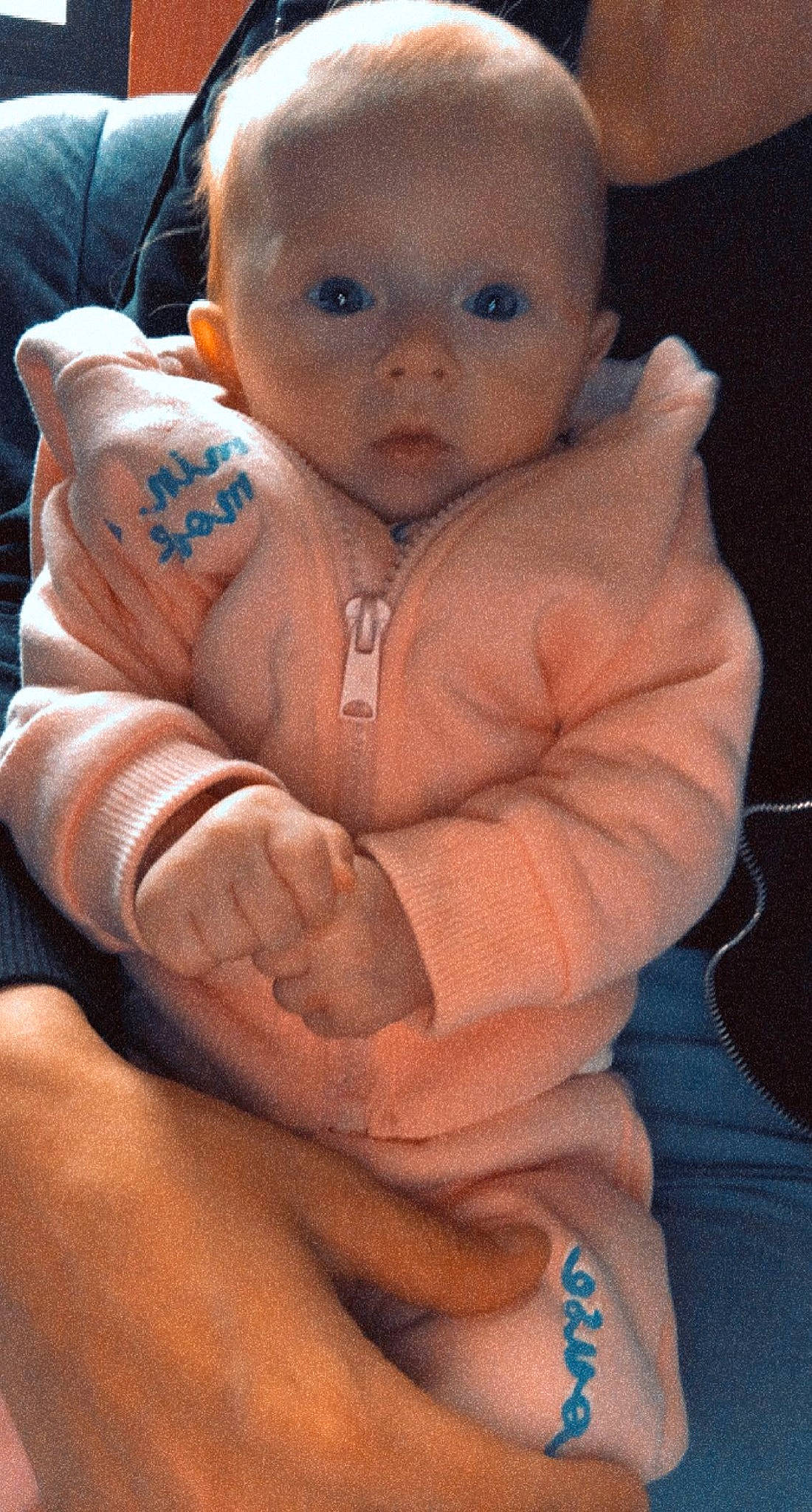 Helena participe au concours pour gagner de l'argent avec cette photo : abdomen, baby, baby_sleeping, barechested, cheek, chest, child, comfort, eye, gesture, head, human_body, human_leg, nose, person, skin, stomach, thigh, thumb, toddler