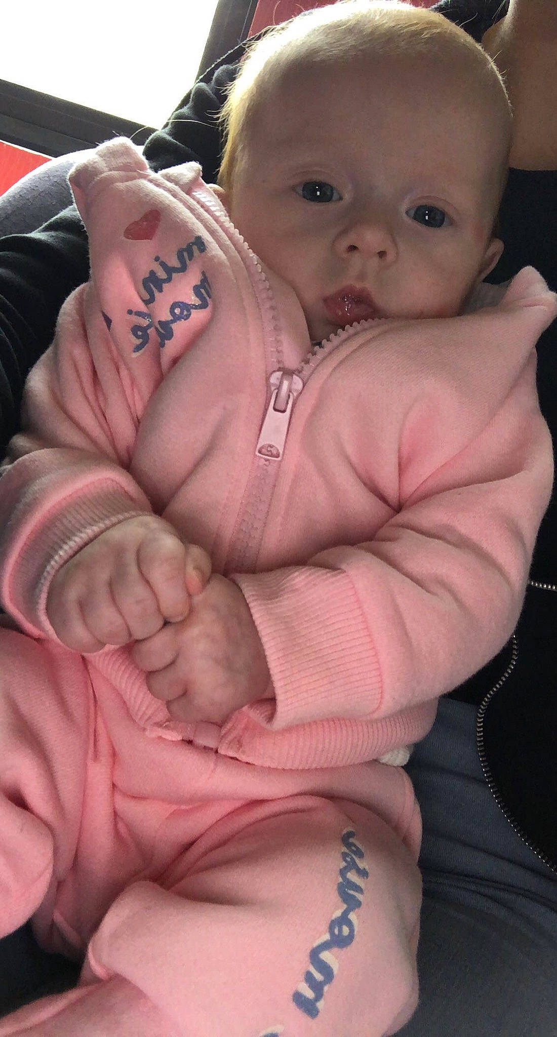 Helena a rejoint le concours — aidez-le/la à gagner de superbes lots ! baby, baby_toddler_clothing, cheek, chin, comfort, eye, gesture, head, human_body, joint, leg, lip, mammal, mouth, muscle, nose, organ, person, skin, sleeve