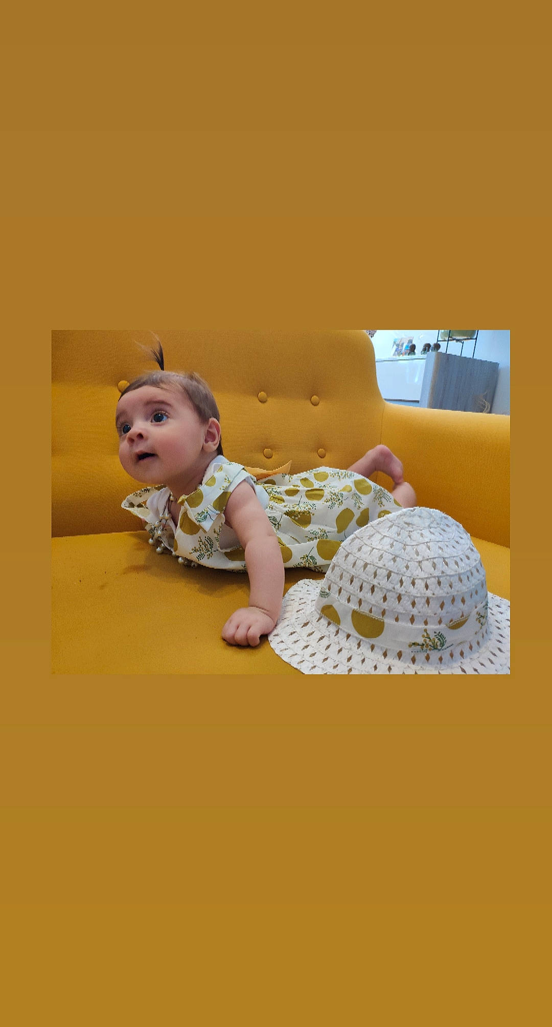 Nina-rose a rejoint le concours — aidez-le/la à gagner de superbes lots ! baby, child, person, room, surprise, toddler, yellow