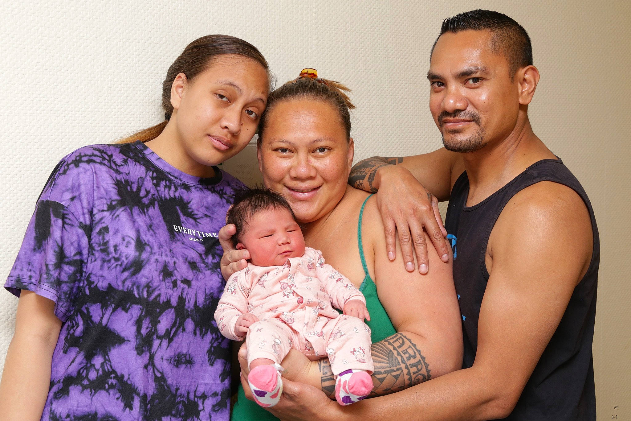 Tuiariki a rejoint le concours — aidez-le/la à gagner de superbes lots ! arm, baby, cheek, child, event, face, facial_expression, family_taking_photos_together, flash_photography, fun, gesture, happy, joy, muscle, people, person, photograph, skin, sleeve, smile