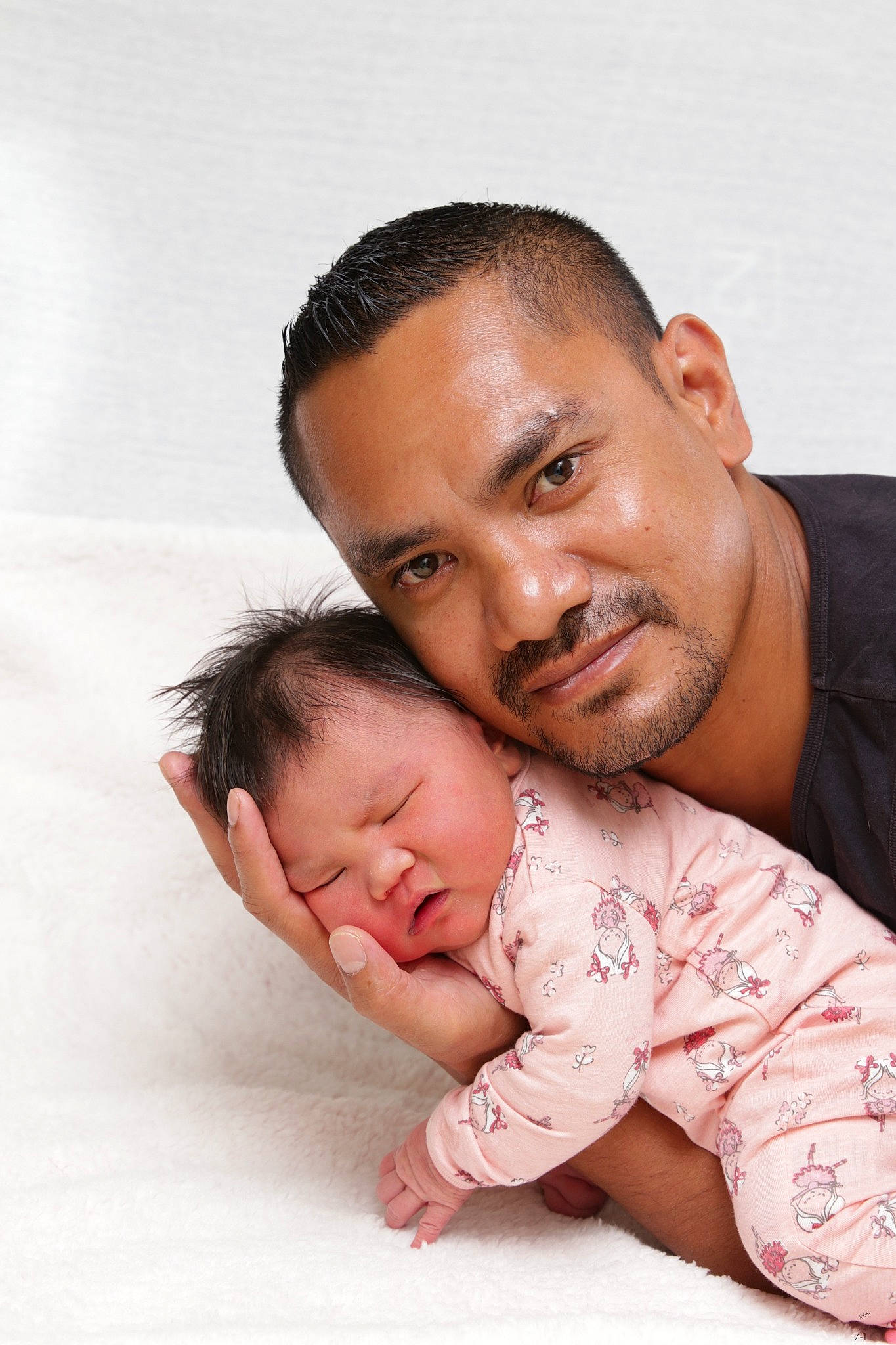 Tuiariki a rejoint le concours — aidez-le/la à gagner de superbes lots ! baby, beard, black_hair, cheek, comfort, event, facial_hair, forehead, gesture, hand, happy, hug, human_body, love, neck, nose, person, sitting, skin, smile