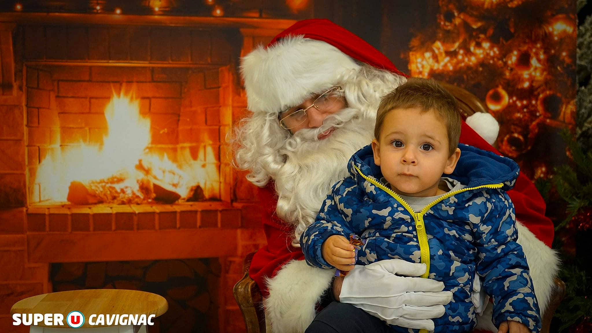 Tiago a rejoint le concours — aidez-le/la à gagner de superbes lots ! baby, beard, christmas, christmas_decoration, christmas_eve, event, facial_hair, fictional_character, fire, fun, fur, gas, happy, hat, headwear, hearth, holiday, lap, person, santa_claus