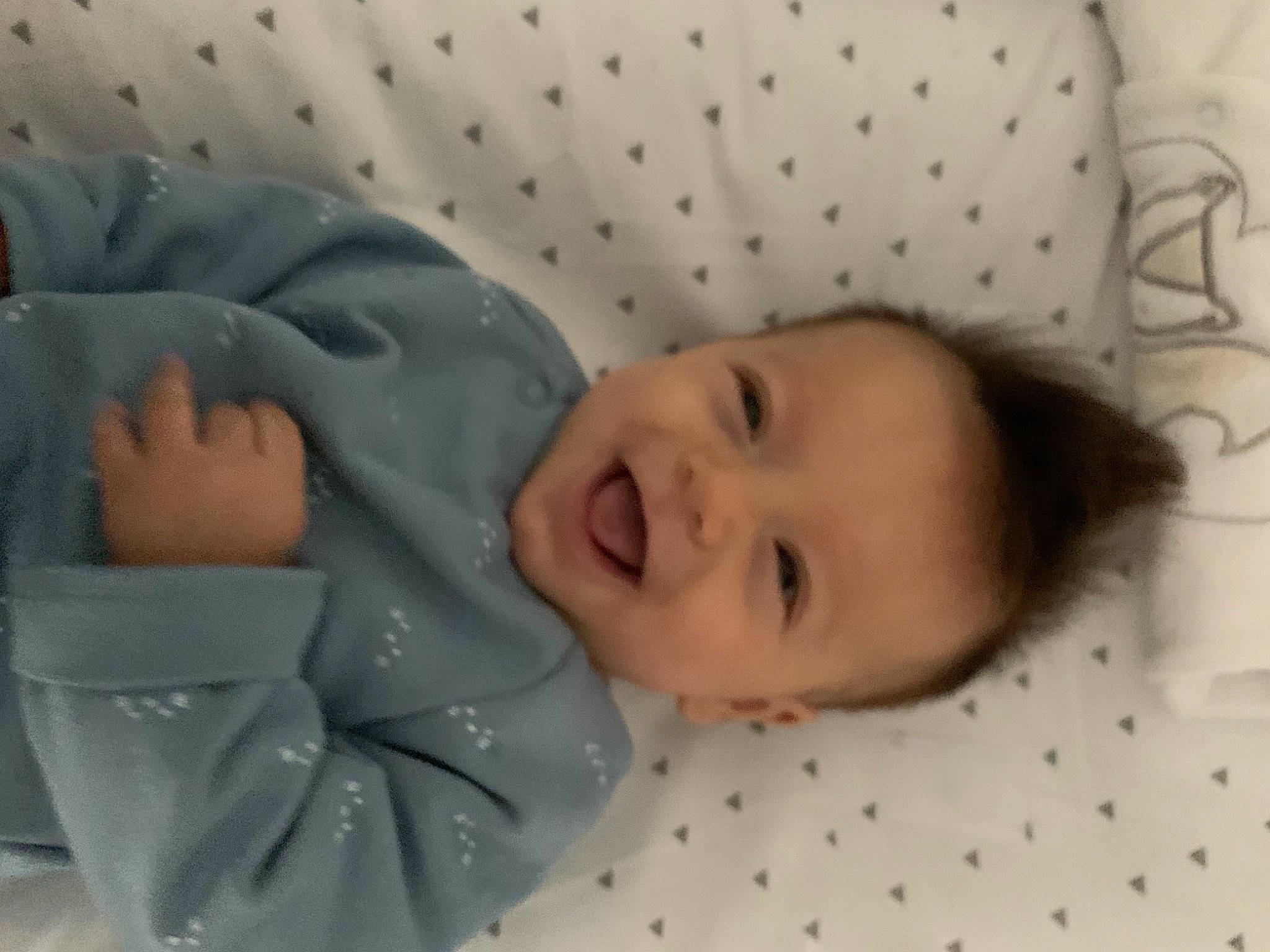 Kami participe au concours pour gagner de l'argent avec cette photo : baby, baby_products, baby_safety, baby_sleeping, baby_toddler_clothing, bedtime, cheek, child, comfort, facial_expression, happy, linens, mammal, nap, pattern, person, room, skin, sleep, smile