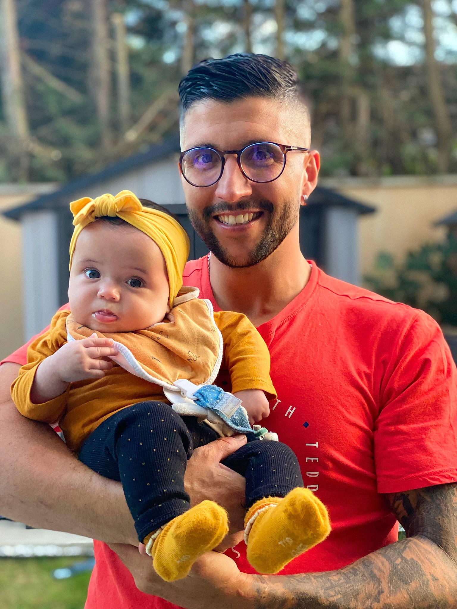 Lina participe au concours pour gagner de l'argent avec cette photo : arm, baby, beard, eyewear, facial_expression, fun, grass, hand, happy, hat, joy, lap, leisure, muscle, organ, people, person, skin, smile, summer