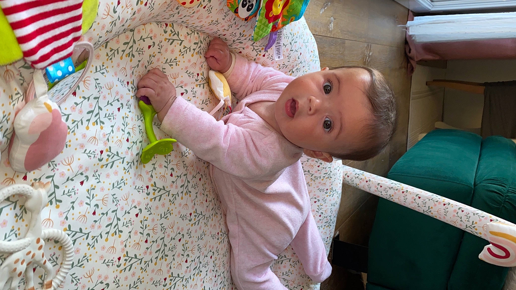 Lina a rejoint le concours — aidez-le/la à gagner de superbes lots ! baby, baby_products, baby_safety, baby_toddler_clothing, baby_toys, cheek, child, finger, fun, happy, linens, nail, nose, organ, pattern, people, person, play, room, skin