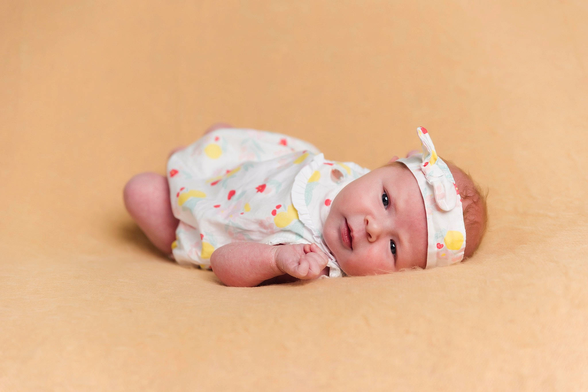 Clara a rejoint le concours — aidez-le/la à gagner de superbes lots ! baby, baby_products, baby_toddler_clothing, beanie, cheek, comfort, eye, fashion_accessory, flooring, grass, hair_accessory, happy, headband, headgear, headwear, linens, person, portrait_photography, sitting, sleeve