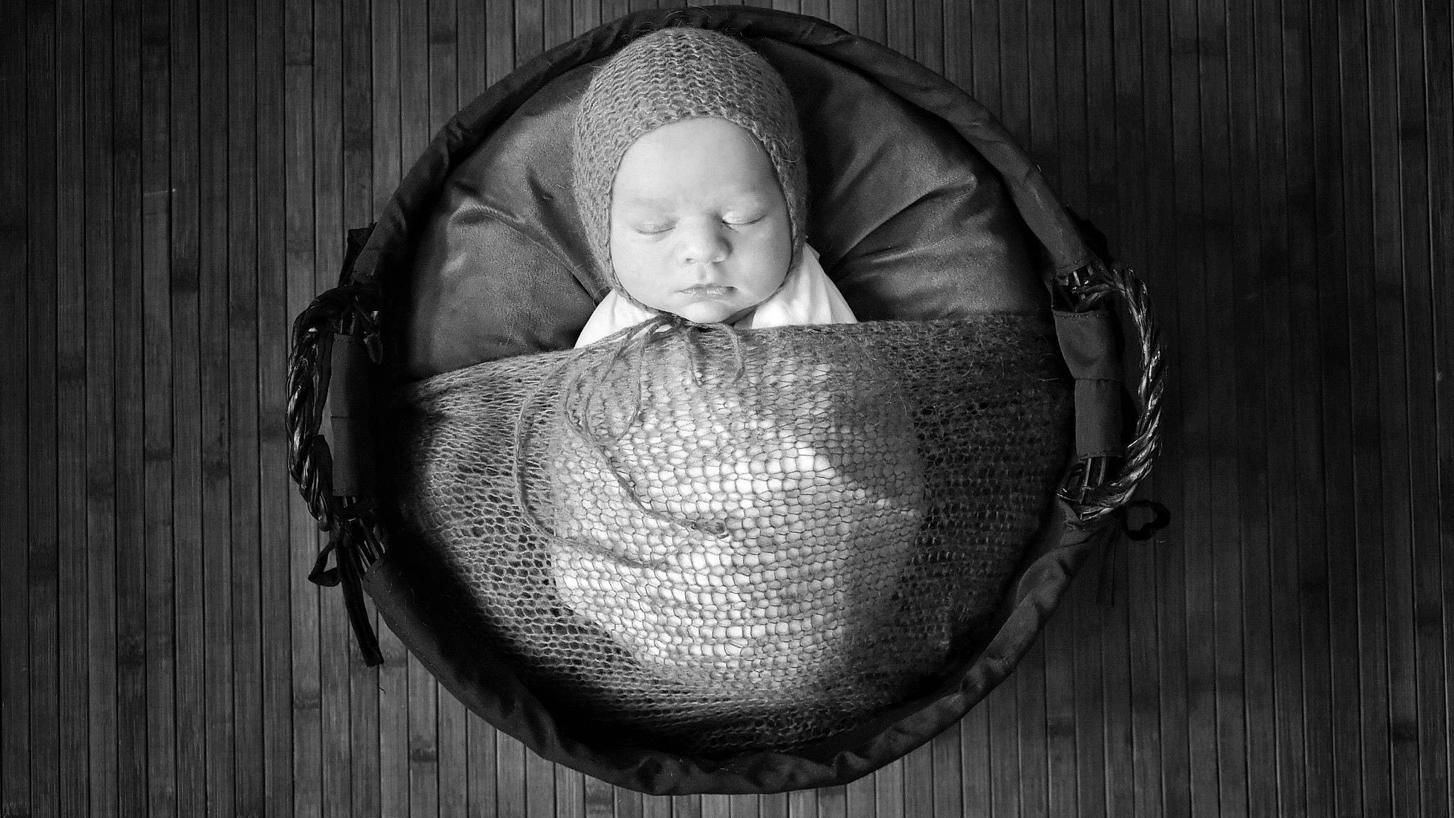 Timaé participe au concours pour gagner de l'argent avec cette photo : baby, baby_carriage, baby_products, baby_sleeping, baby_toddler_clothing, basket, child, comfort, eye, flash_photography, grass, grey, hand, head, infant_bed, monochrome, person, product, textile, toddler