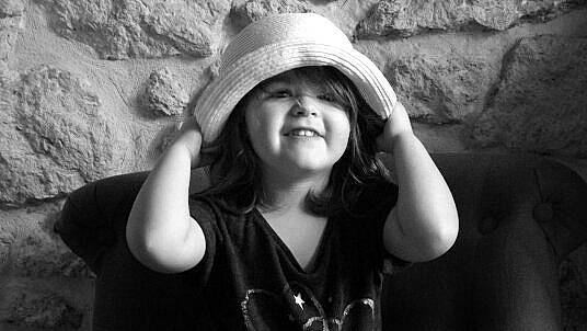 Louane a rejoint le concours — aidez-le/la à gagner de superbes lots ! beauty, black, black_and_white, child, eye, fashion_accessory, hand, hat, headgear, headwear, joy, monochrome, monochrome_photography, person, photo_shoot, photograph, photography, portrait, portrait_photography, rock