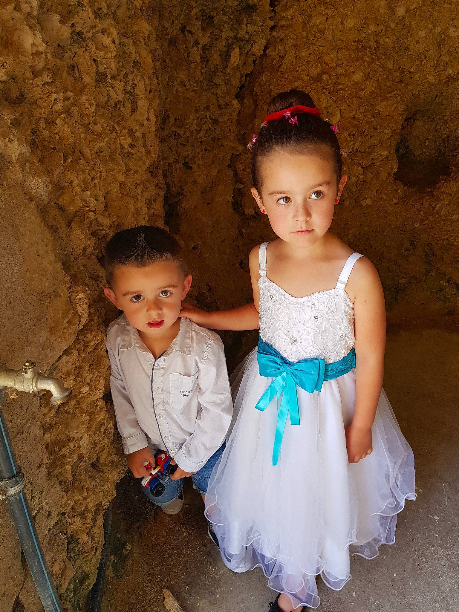 Louane participe au concours pour gagner de l'argent avec cette photo : child, child_model, clothing, costume, dress, eye, iris, person, photography, sibling, skin, smile, standing, toddler, trunk