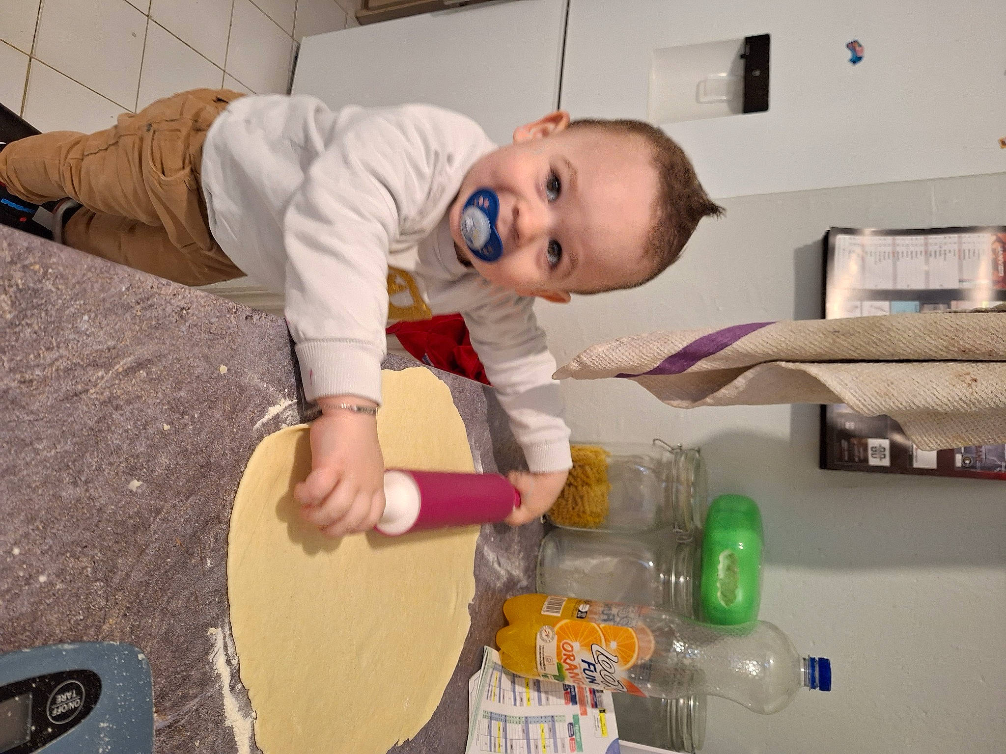 Timaé a rejoint le concours — aidez-le/la à gagner de superbes lots ! baby, baby_products, child, comfort, cooking, flooring, fun, happy, home_appliance, homemaker, household_supply, joy, kitchen, major_appliance, person, plastic_bottle, play, room, service, smile