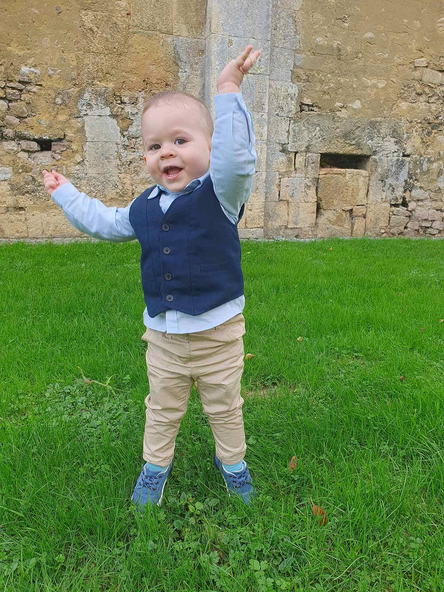 Timaé participe au concours pour gagner de l'argent avec cette photo : baby, baby_toddler_clothing, child, door, fun, gesture, grass, grass_family, grassland, happy, lawn, leisure, meadow, people_in_nature, person, plant, play, recreation, sitting, smile