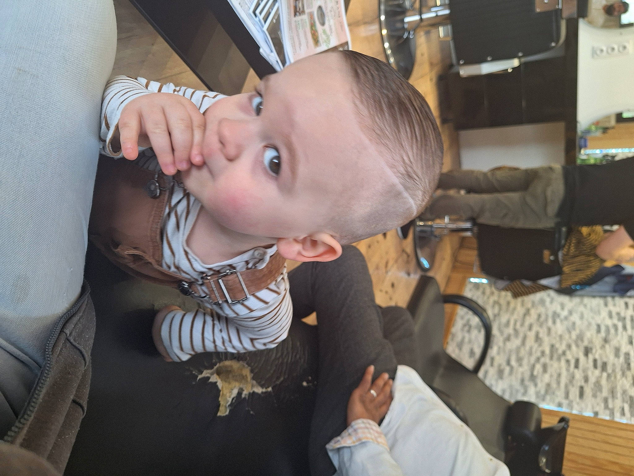 Timaé participe au concours pour gagner de l'argent avec cette photo : baby, baby_products, baby_toddler_clothing, child, comfort, ear, elbow, eyelash, finger, fun, gesture, happy, person, room, sitting, thumb, toddler