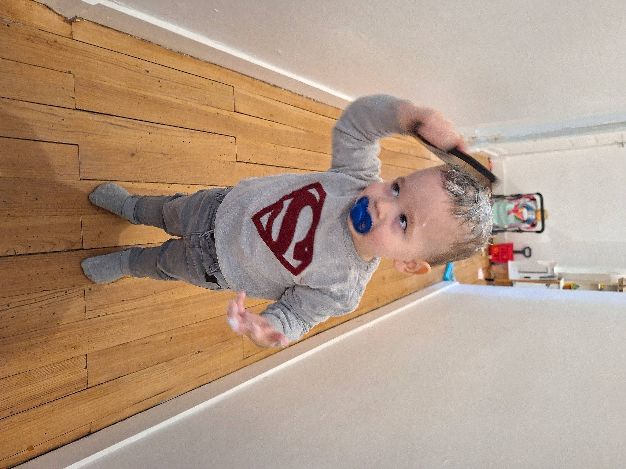 Timaé a rejoint le concours — aidez-le/la à gagner de superbes lots ! baby, baby_toddler_clothing, child, comfort, elbow, flooring, fun, hardwood, person, plank, plywood, recreation, room, sitting, sleeve, t_shirt, toddler, varnish, wood, wood_flooring