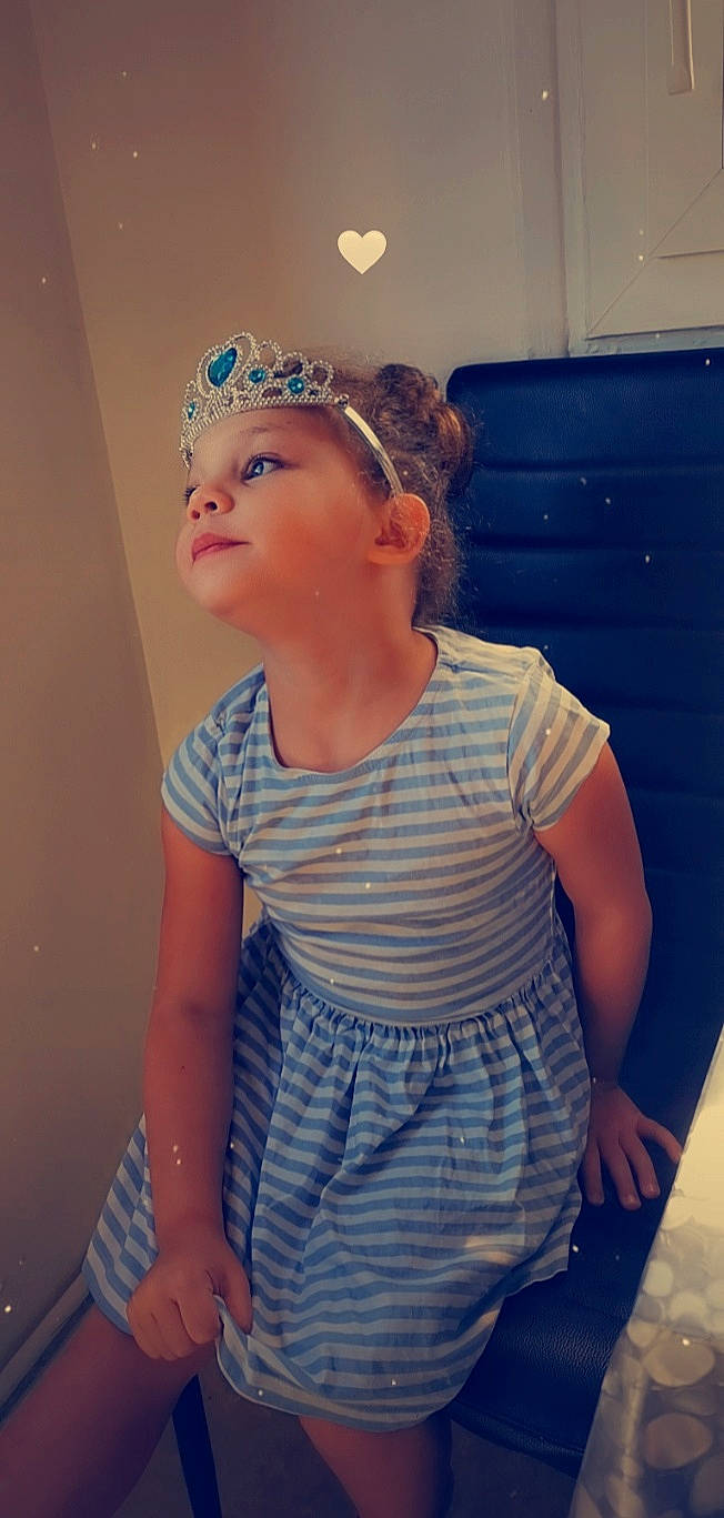 Rachel a rejoint le concours — aidez-le/la à gagner de superbes lots ! blue, cheek, child, chin, ear, fashion_accessory, forehead, hair, hair_accessory, headband, headgear, headpiece, headwear, mouth, neck, nose, person, shoulder, smile, t_shirt