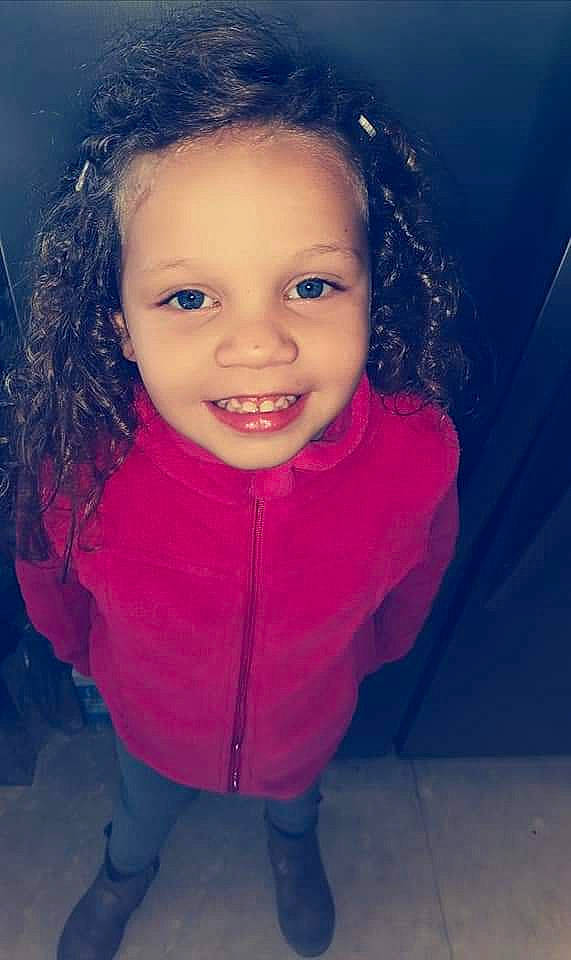 Rachel a rejoint le concours — aidez-le/la à gagner de superbes lots ! beauty, cheek, child, child_model, chin, eye, eyebrow, face, facial_expression, forehead, fun, hair, hairstyle, head, joy, lip, nose, person, pink, skin