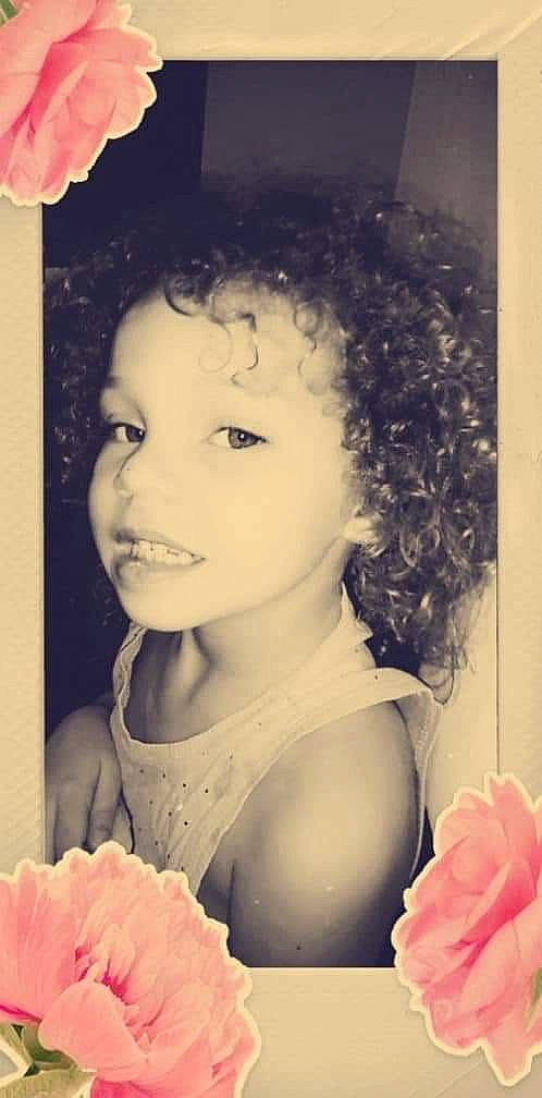 Rachel a rejoint le concours — aidez-le/la à gagner de superbes lots ! beauty, black_hair, cheek, eyebrow, eyelash, face, flower, hair, hairstyle, lip, long_hair, person, petal, photography, pink, plant, portrait, retro_style, ringlet, smile