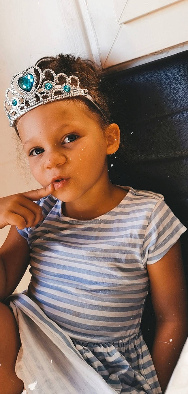 Rachel a rejoint le concours — aidez-le/la à gagner de superbes lots ! child, fashion_accessory, forehead, hair_accessory, headband, headgear, headpiece, headwear, person, tiara, toddler