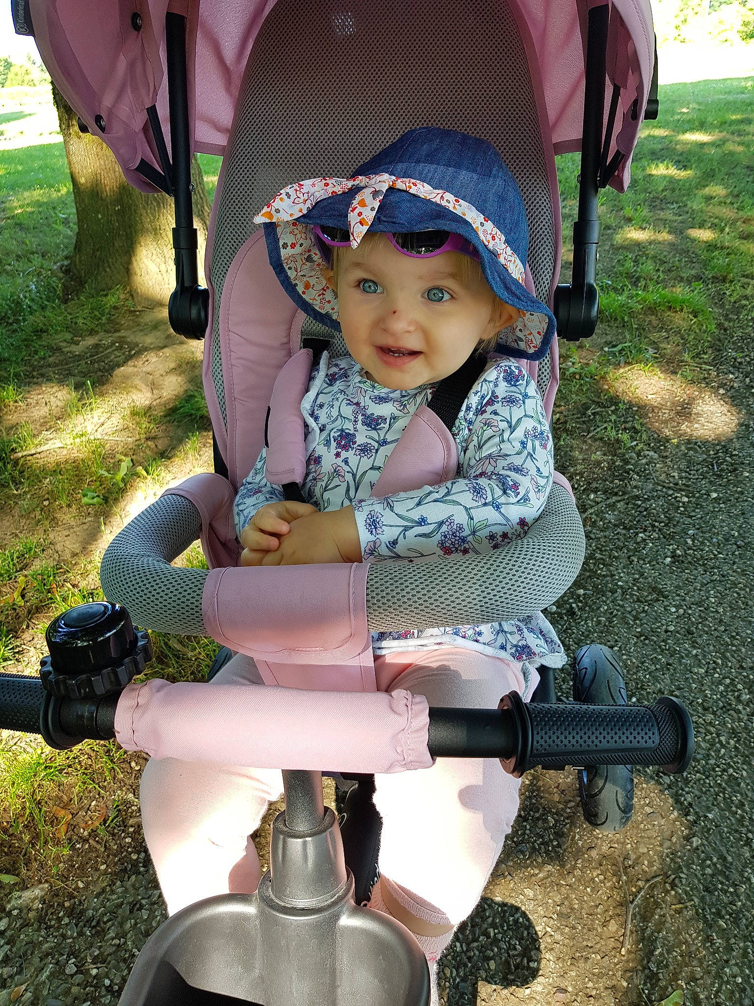 Inès participe au concours pour gagner de l'argent avec cette photo : child, headwear, person, product, toddler