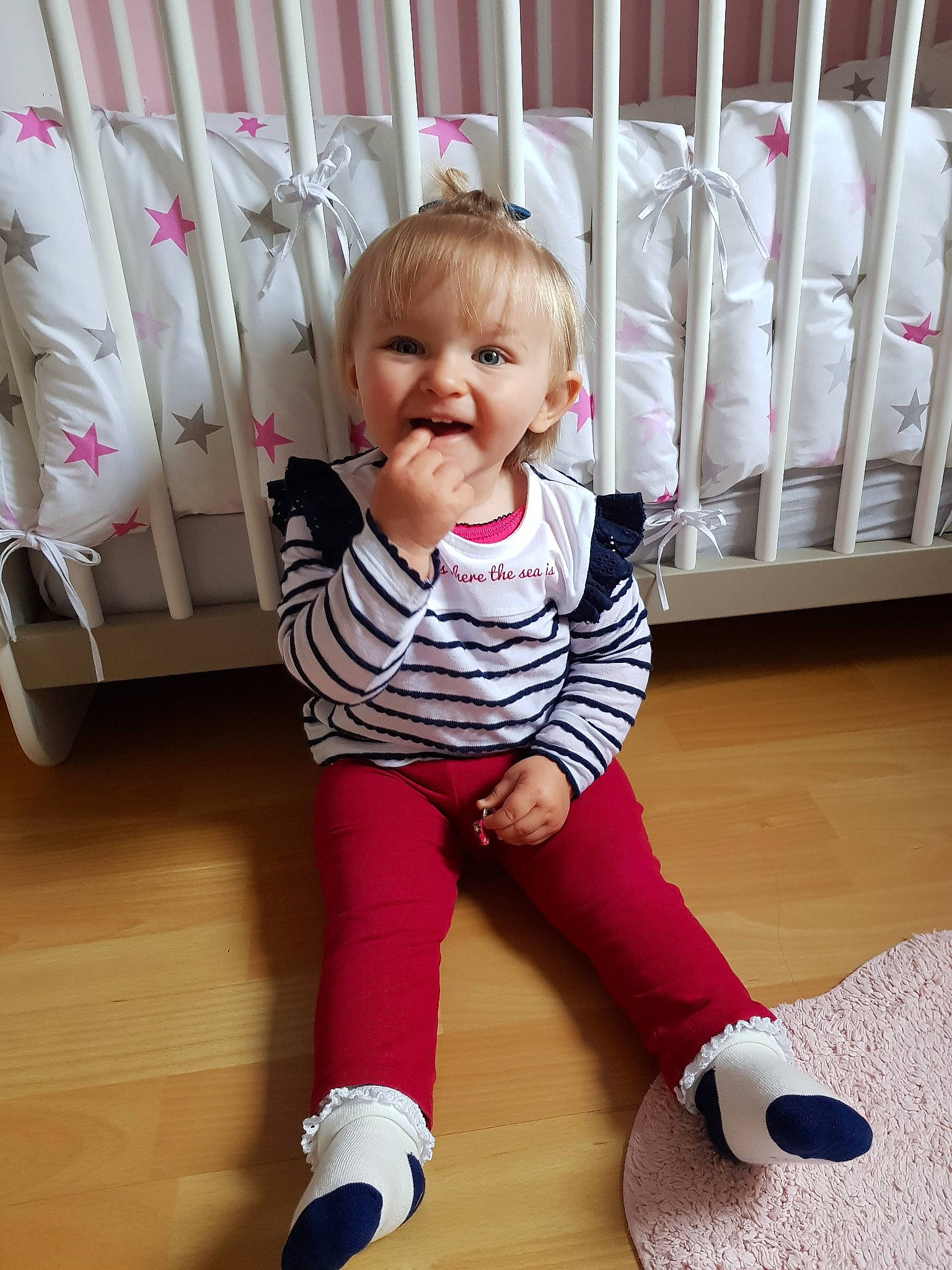 Inès a rejoint le concours — aidez-le/la à gagner de superbes lots ! baby, baby_products, baby_safety, baby_toddler_clothing, cheek, child, leg, person, pink, play, product, room, shoe, skin, smile, toddler