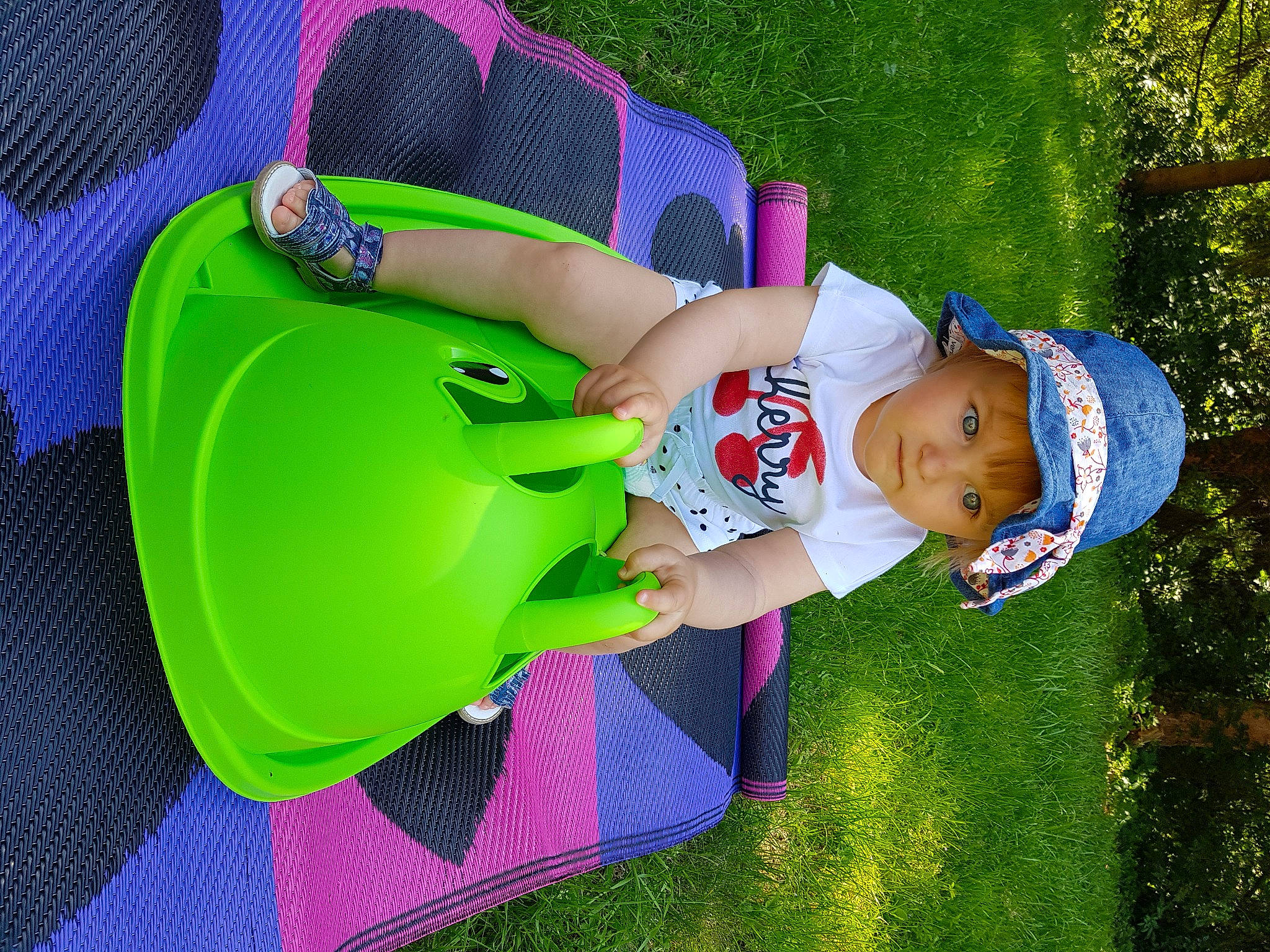 Inès a rejoint le concours — aidez-le/la à gagner de superbes lots ! baby, child, fun, grass, green, happy, headwear, lawn, leaf, leisure, person, photography, plant, play, toddler, tree, vacation