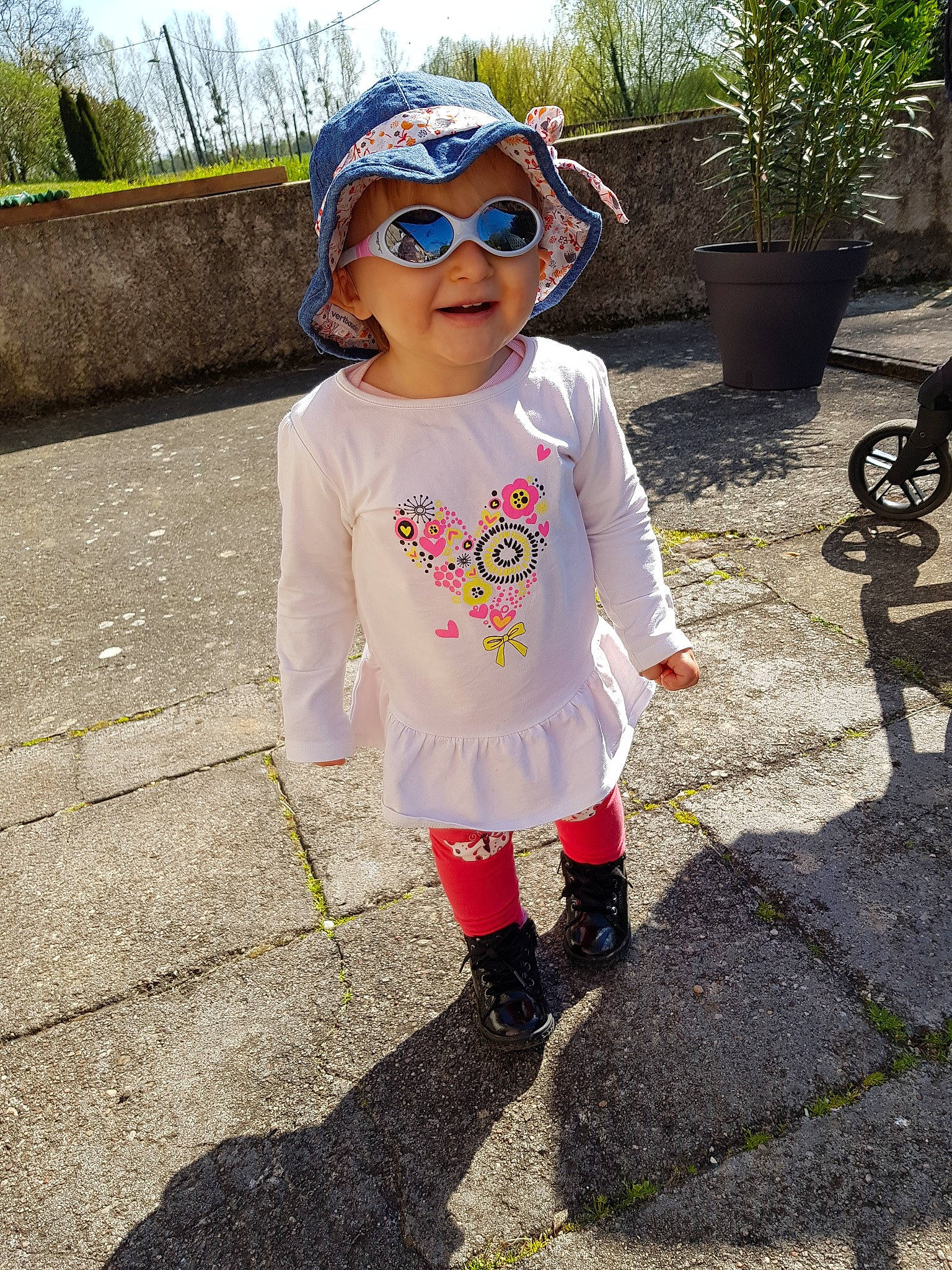 Inès a rejoint le concours — aidez-le/la à gagner de superbes lots ! child, clothing, cool, eyewear, fashion_accessory, footwear, glasses, goggles, headgear, headwear, outerwear, pattern, person, personal_protective_equipment, shoe, sleeve, sunglasses, t_shirt, toddler