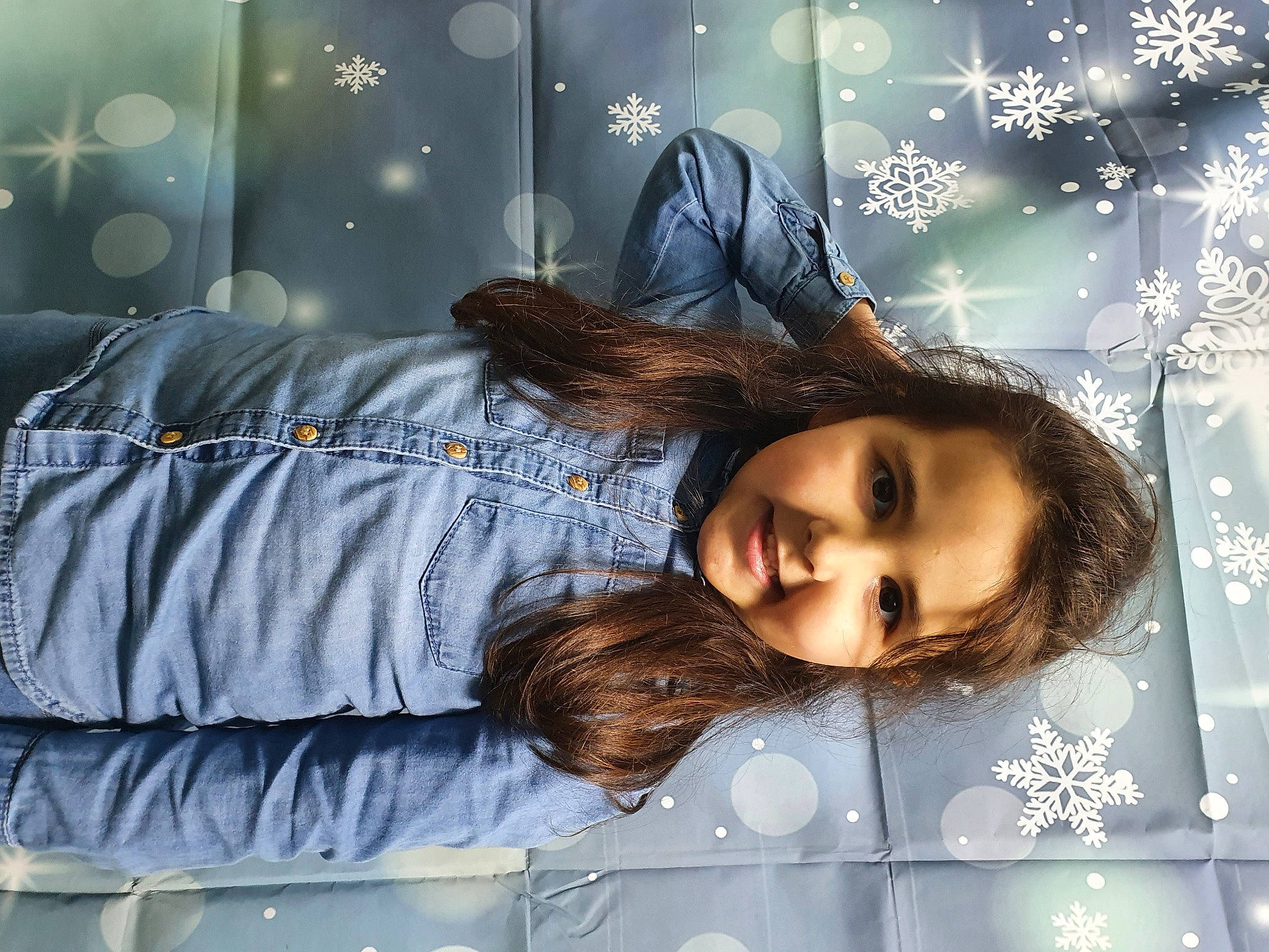 Emilia participe au concours pour gagner de l'argent avec cette photo : black_hair, brown_hair, cg_artwork, comfort, cool, couch, denim, electric_blue, eye, eyelash, fashion, flash_photography, fun, happy, joy, long_hair, people_in_nature, person, portrait_photography, smile