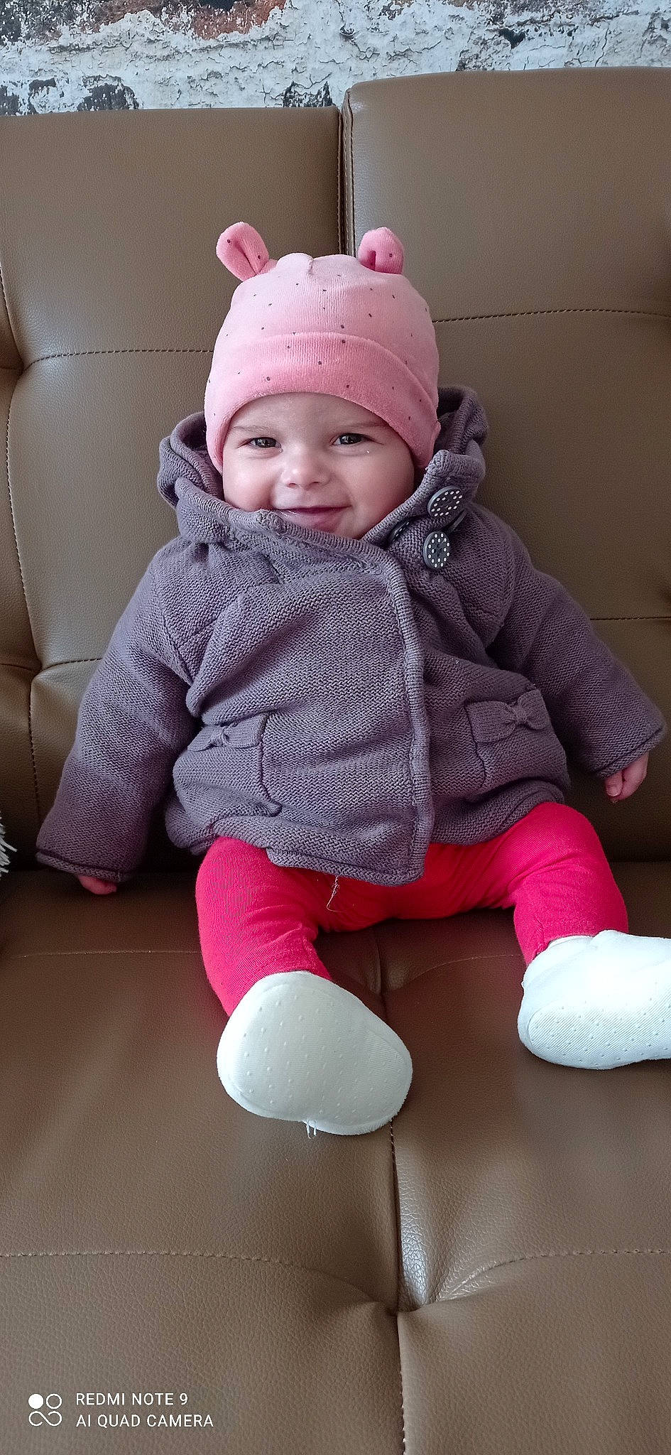 Nalya a rejoint le concours — aidez-le/la à gagner de superbes lots ! baby, baby_toddler_clothing, cap, cheek, child, clothing, comfort, eye, headwear, human_body, joy, knee, magenta, person, pink, skin, sleeve, smile, sock, textile