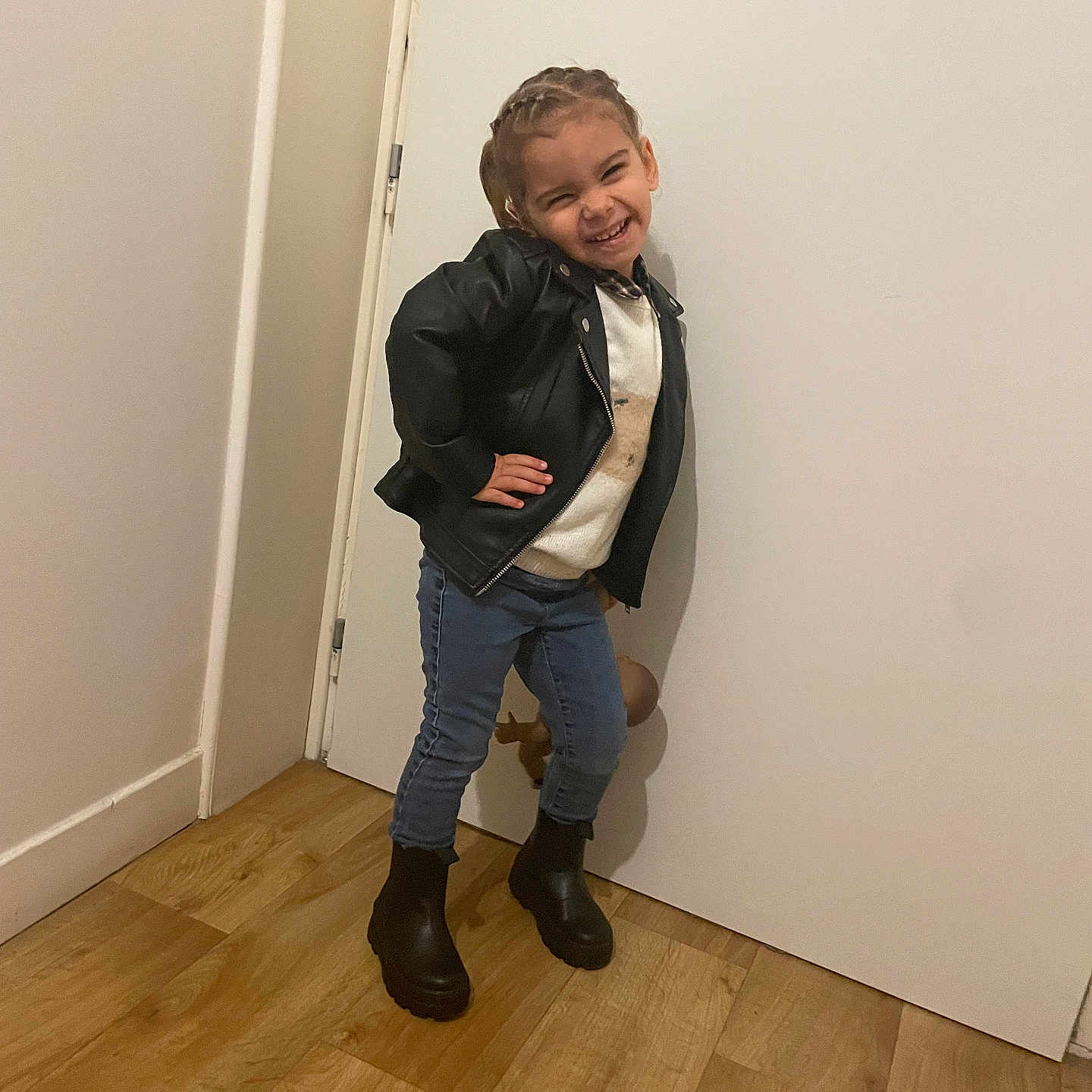 Nalya a rejoint le concours — aidez-le/la à gagner de superbes lots ! blazer, blonde, boot, boy, child, clothing, coat, face, footwear, hair, hardwood, head, jacket, jeans, male, pants, person, shoe, sitting, wood