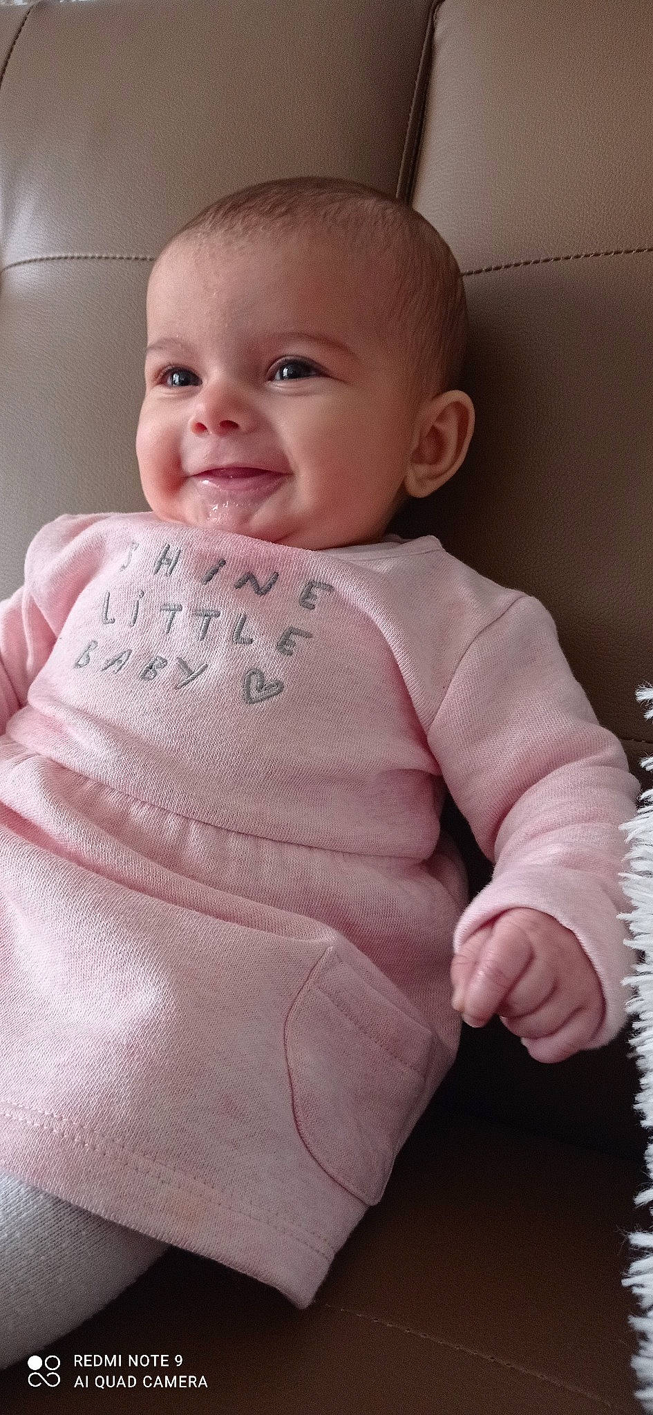 Nalya participe au concours pour gagner de l'argent avec cette photo : arm, baby, baby_toddler_clothing, cheek, chin, comfort, eye, eyebrow, face, gesture, head, iris, joy, lip, mouth, neck, nose, person, shoulder, skin