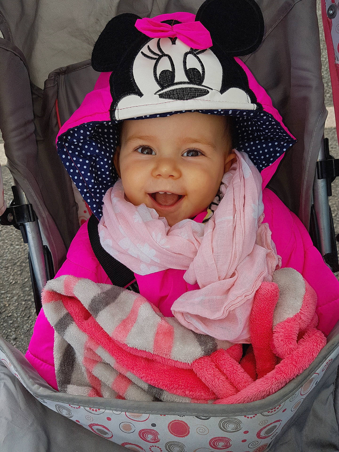 Marion a rejoint le concours — aidez-le/la à gagner de superbes lots ! baby_carriage, baby_products, child, costume, design, fun, girl, hat, headgear, headwear, infant, magenta, person, pink, product, red, skin, smile, textile, toddler