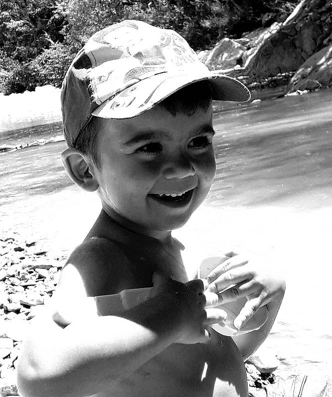 Yoan a rejoint le concours — aidez-le/la à gagner de superbes lots ! black_and_white, child, headgear, headwear, joy, monochrome, monochrome_photography, person, photography, smile
