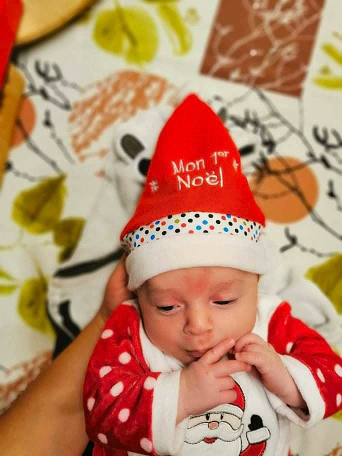 Nathaël a rejoint le concours — aidez-le/la à gagner de superbes lots ! art, baby, baby_toddler_clothing, beanie, cap, child, cone, costume_hat, event, fashion_accessory, fun, happy, hat, headgear, headwear, holiday, lawn_ornament, party_hat, party_supply, person