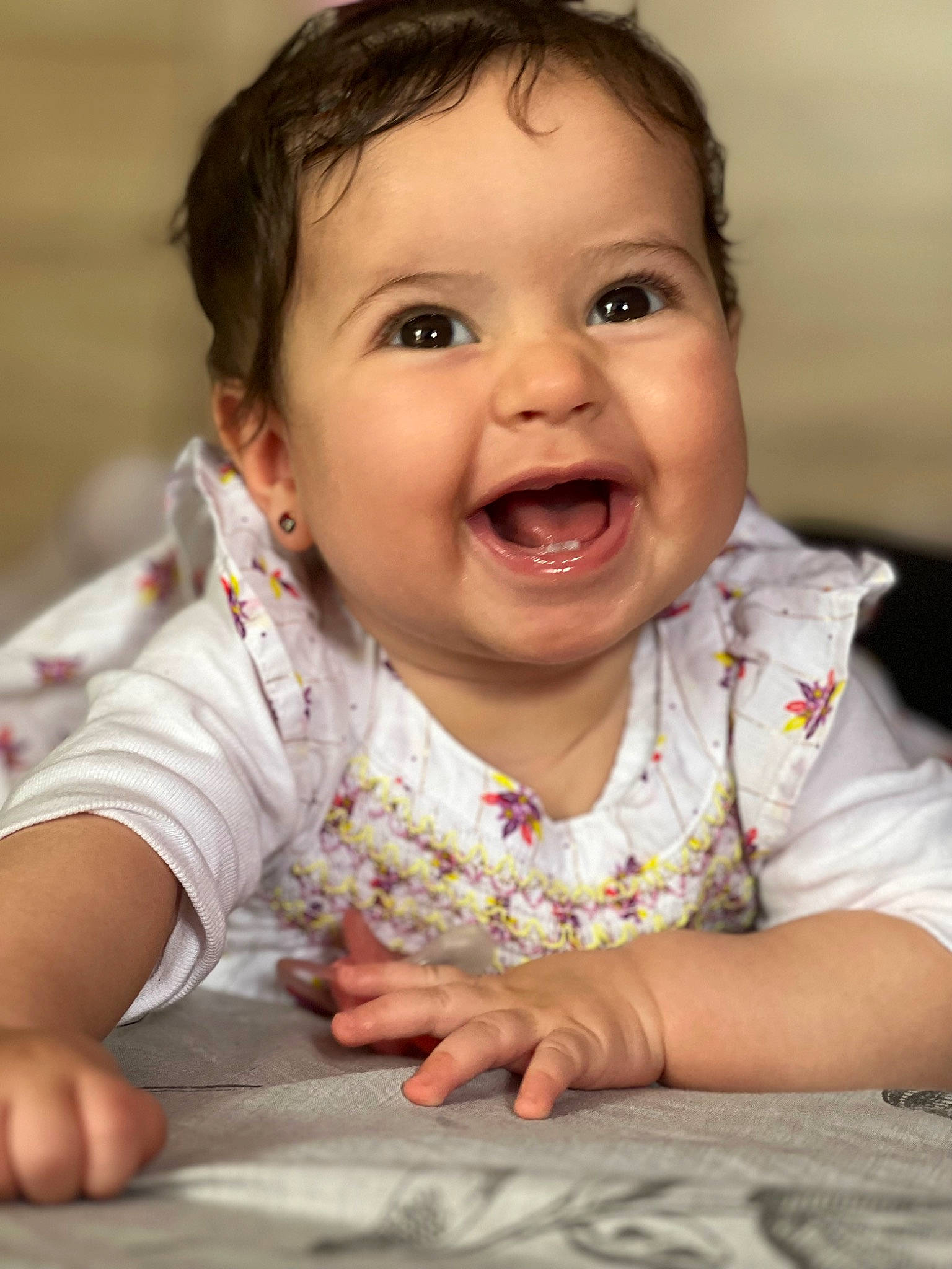 Leyana participe au concours pour gagner de l'argent avec cette photo : baby, baby_toddler_clothing, cheek, child, dress, eye, finger, fun, gesture, happy, head, iris, joy, lip, mouth, nose, person, skin, sleeve, smile