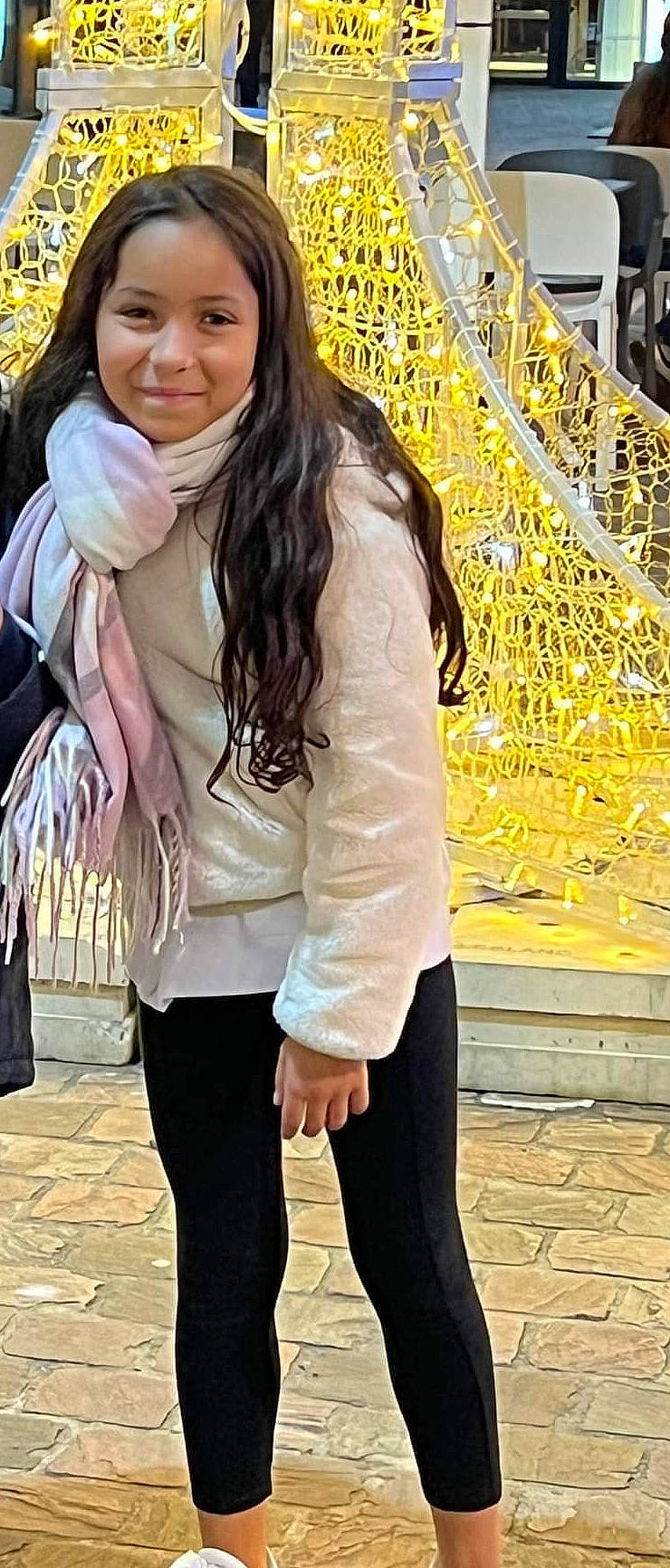 Lilou participe au concours pour gagner de l'argent avec cette photo : abdomen, beauty, blazer, cool, denim, electric_blue, fashion, fashion_design, happy, human_leg, joy, knee, long_hair, person, photograph, sleeve, smile, snapshot, thigh, trunk