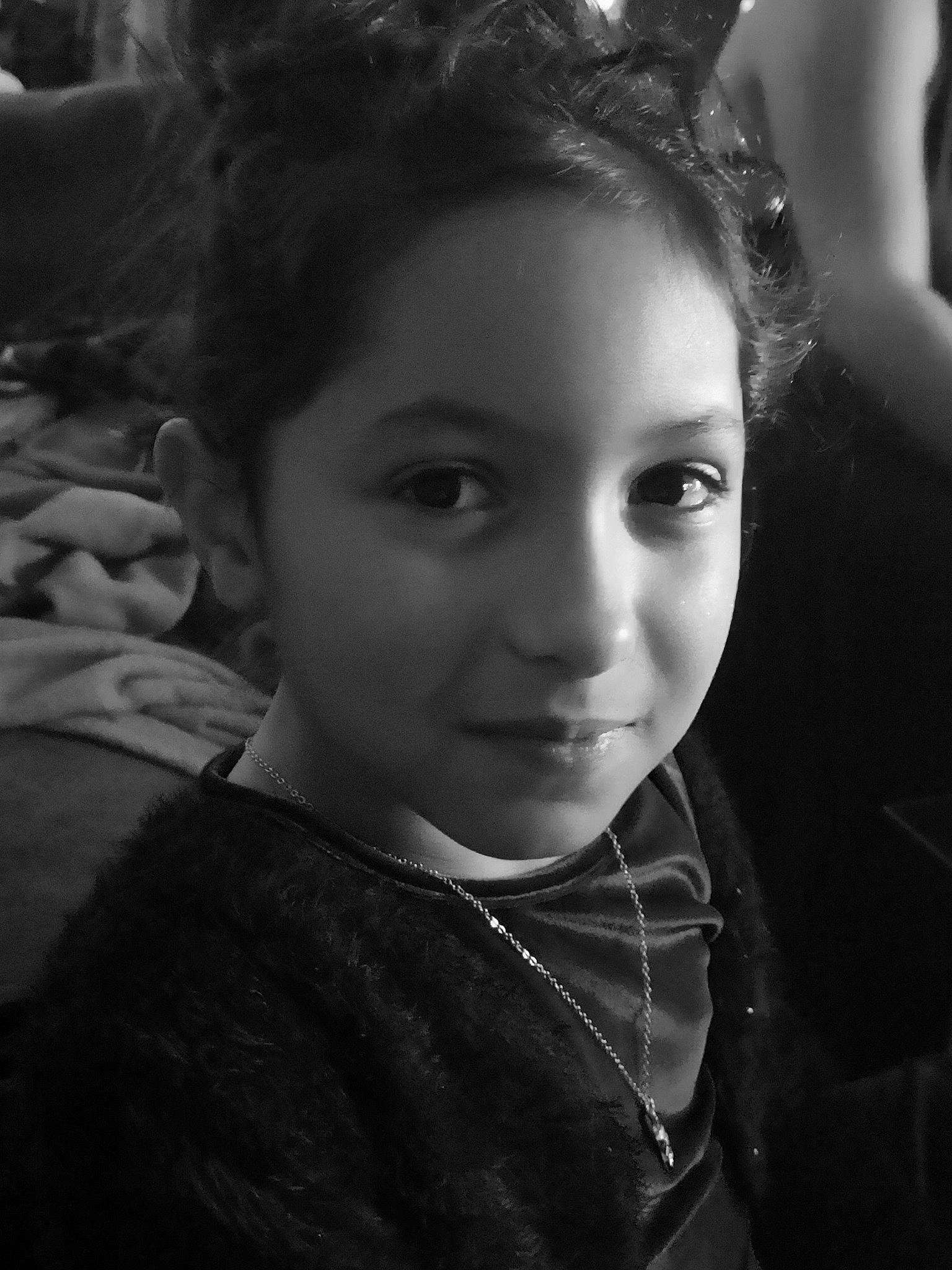 Lilou participe au concours pour gagner de l'argent avec cette photo : black, black_and_white, cheek, chin, eye, eyebrow, eyelash, flash_photography, forehead, fun, happy, iris, monochrome, monochrome_photography, nose, organ, person, smile, style, toddler