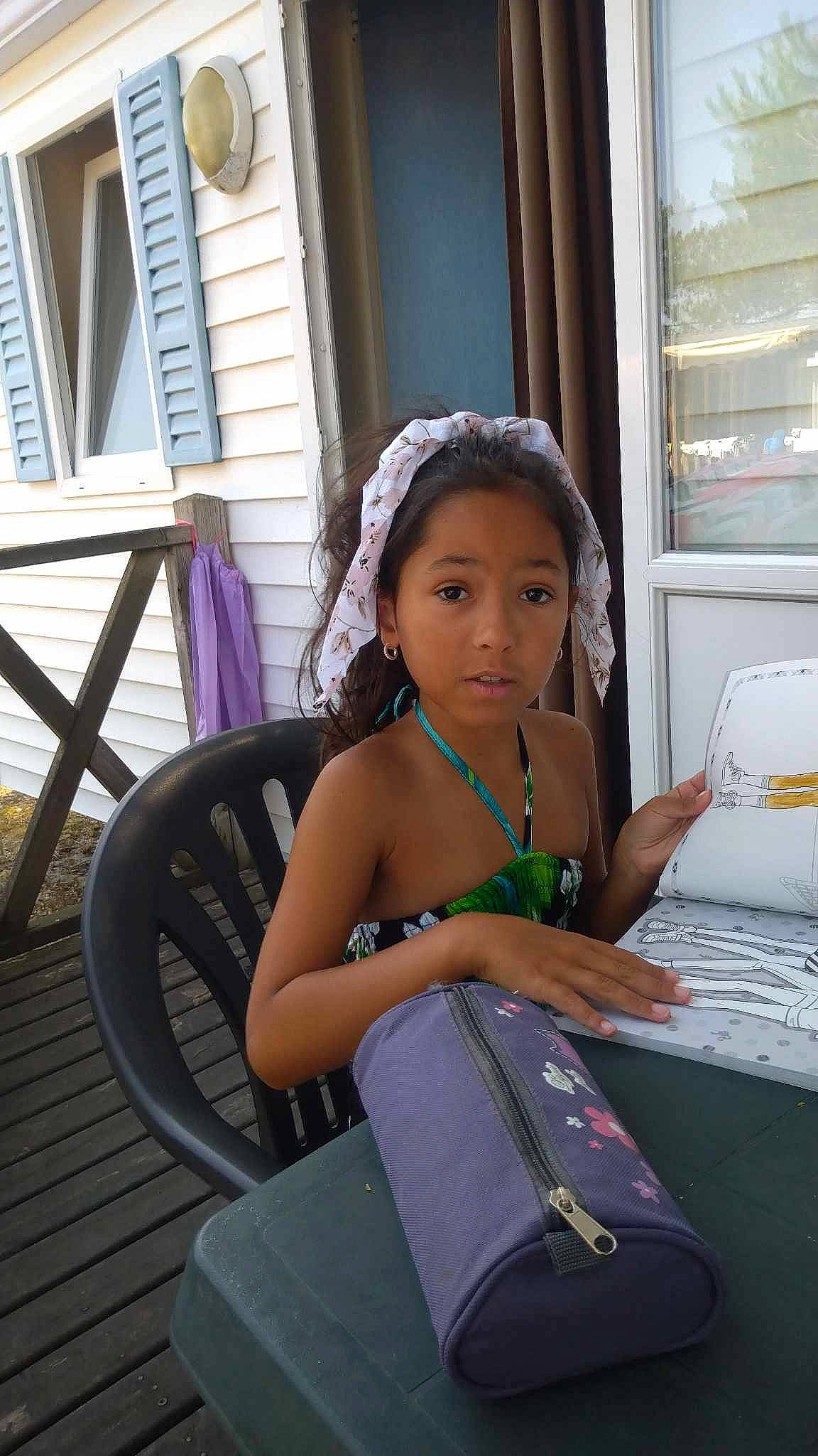 Lilou participe au concours pour gagner de l'argent avec cette photo : automotive_tire, bag, child, elbow, fashion_accessory, fun, hairstyle, happy, human_leg, jewellery, knee, leisure, luggage_and_bags, person, sitting, thigh, toddler, travel, trunk, vacation