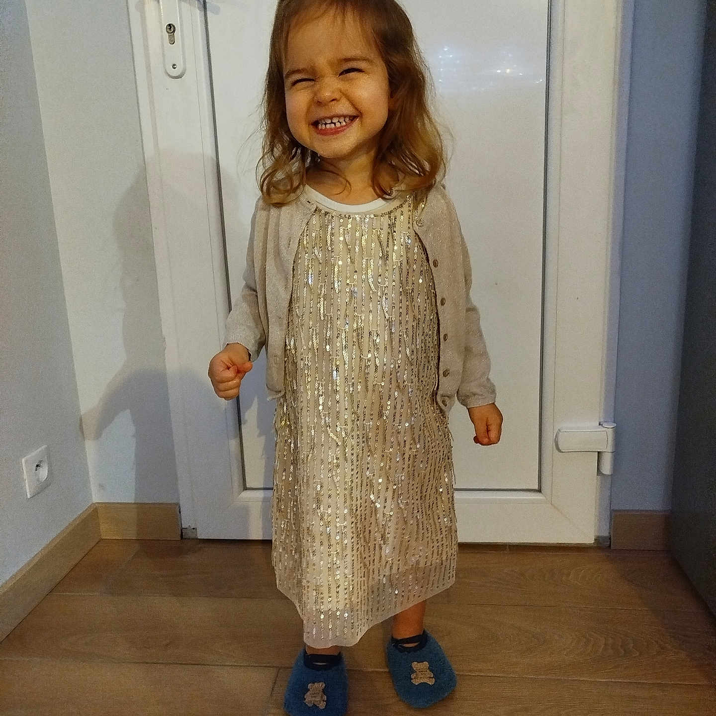 Luna participe au concours pour gagner de l'argent avec cette photo : child, clothing, coat, dress, face, female, footwear, girl, hardwood, head, homedecor, linen, longsleeve, person, photography, portrait, sandal, shoe, sleeve, wood