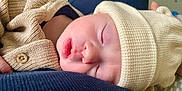 Alessio a rejoint le concours — aidez-le/la à gagner de superbes lots ! baby, beanie, blanket, bonnet, cap, clothing, face, glove, happy, hat, head, hood, knitwear, newborn, person, photography, portrait, sleeping, smile, sweater
