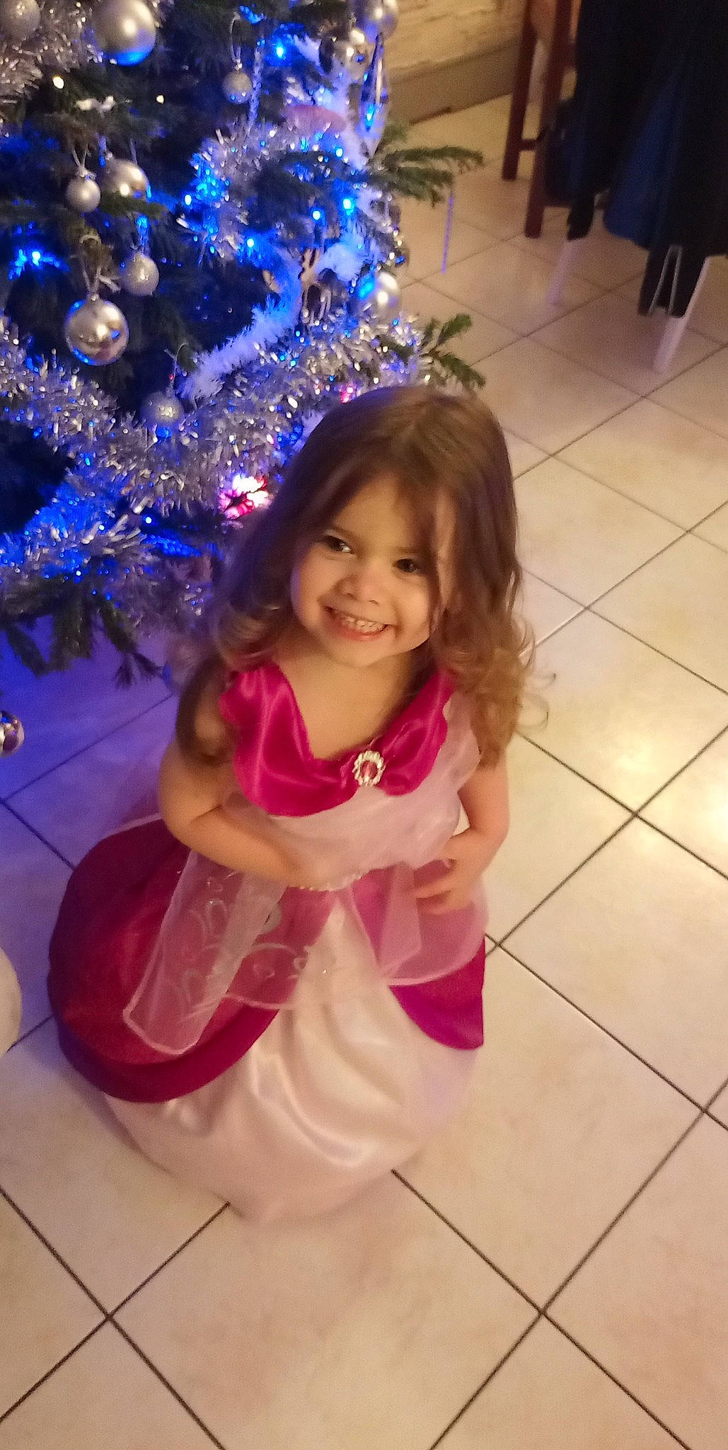 Eylie a rejoint le concours — aidez-le/la à gagner de superbes lots ! baby_toddler_clothing, christmas_decoration, christmas_ornament, christmas_tree, dress, electric_blue, event, flooring, fun, happy, holiday, holiday_ornament, human_body, joy, lighting, ornament, person, plant, purple, smile