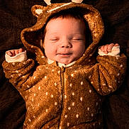 Loup a rejoint le concours — aidez-le/la à gagner de superbes lots ! baby, infant, child, onesie, deer_costume, hood, antlers, sleeping, smile, cozy, brown, fur_texture, pajamas, blanket, portrait, closeup, cute, hands_up, zipper, newborn