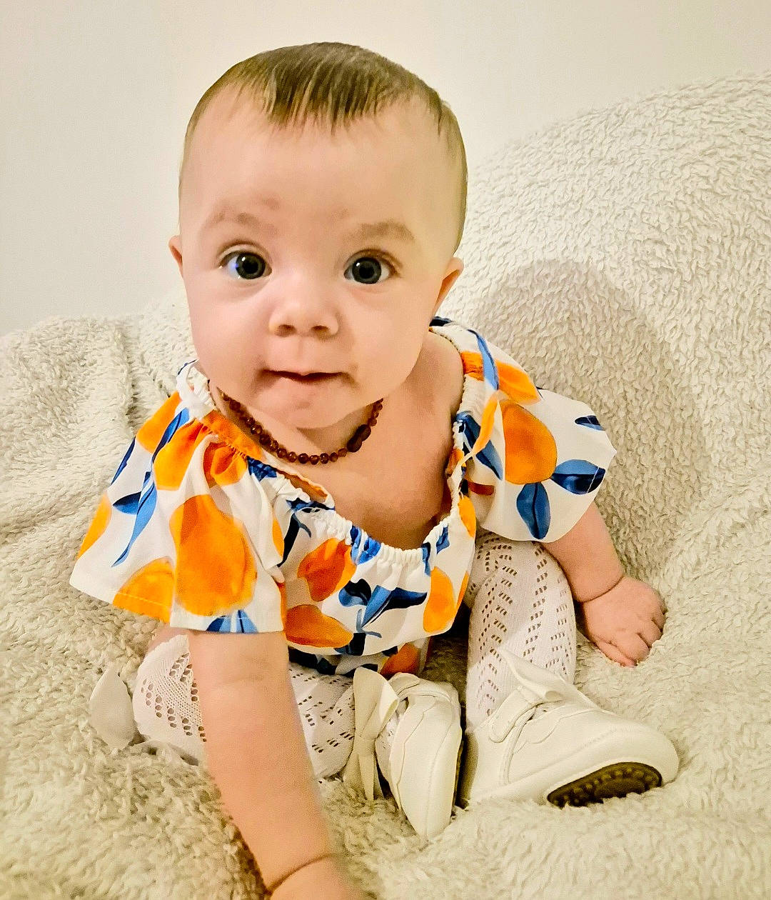 Maïna a rejoint le concours — aidez-le/la à gagner de superbes lots ! baby, baby_toddler_clothing, cheek, child, collar, comfort, dress_shirt, face, flooring, happy, head, neck, pattern, person, portrait_photography, sitting, skin, sleeve, smile, t_shirt