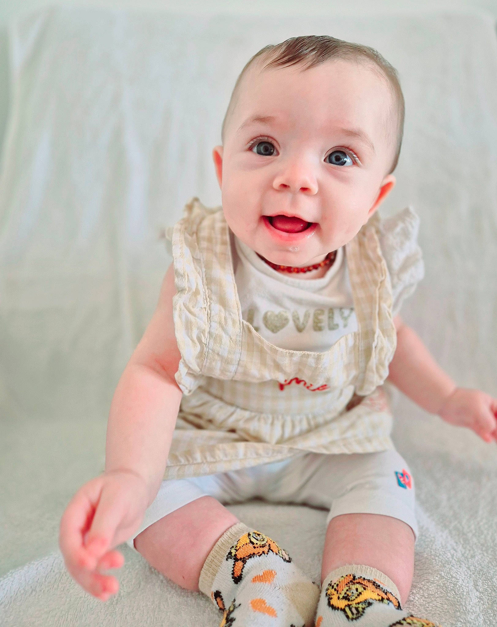 Maïna participe au concours pour gagner de l'argent avec cette photo : baby, baby_toddler_clothing, cheek, child, face, finger, foot, happy, human_leg, knee, pattern, person, pink, sitting, skin, sleeve, smile, sock, t_shirt, thigh
