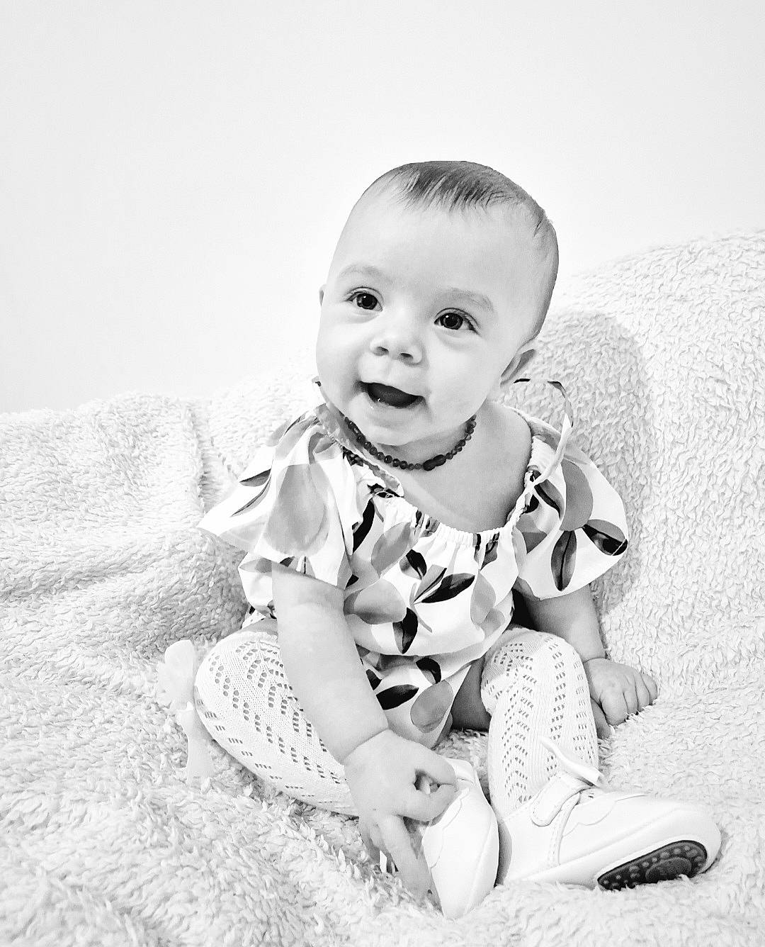 Maïna a rejoint le concours — aidez-le/la à gagner de superbes lots ! baby, baby_toddler_clothing, child, comfort, face, flash_photography, fun, happy, iris, monochrome, monochrome_photography, pattern, person, photo_shoot, portrait, portrait_photography, sitting, sleeve, smile, toddler