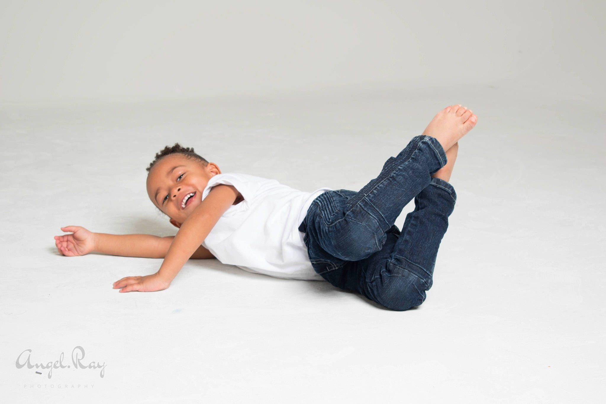 Adrien is registered to the contest to win money with this photo: barefoot, comfort, denim, elbow, flash_photography, flooring, foot, gesture, happy, human_leg, knee, leg, linens, person, physical_fitness, sitting, sleeve, smile, sportswear, t_shirt