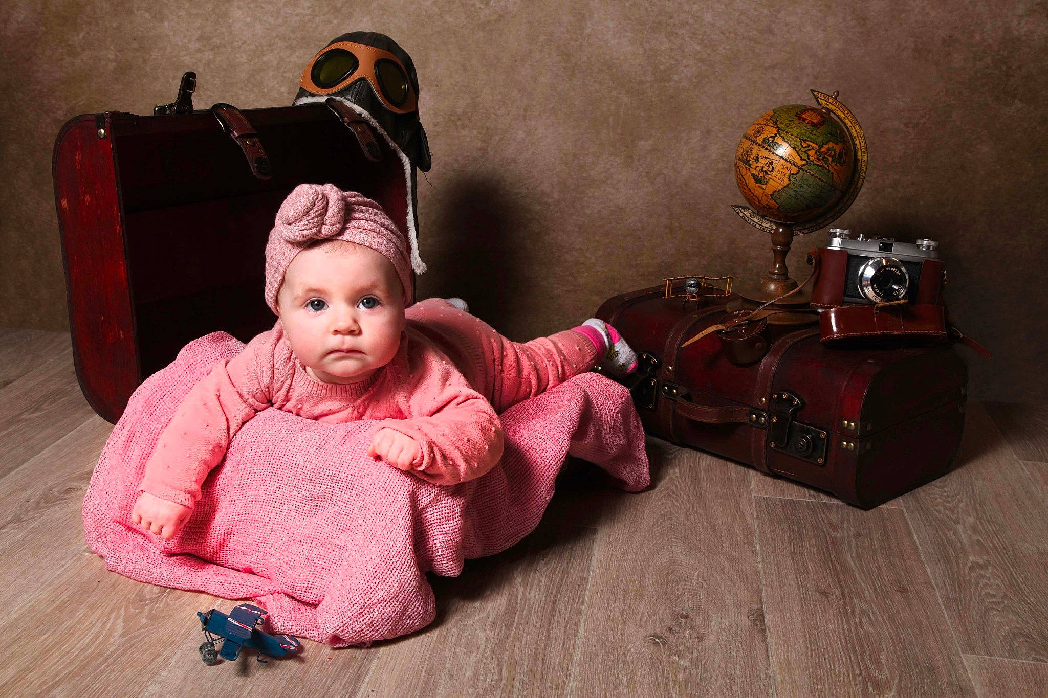 Anae a rejoint le concours — aidez-le/la à gagner de superbes lots ! baby, baby_toddler_clothing, bag, baggage, child, comfort, doll, fashion_accessory, floor, flooring, hardwood, headgear, headwear, luggage_and_bags, magenta, person, room, sitting, toddler, toy