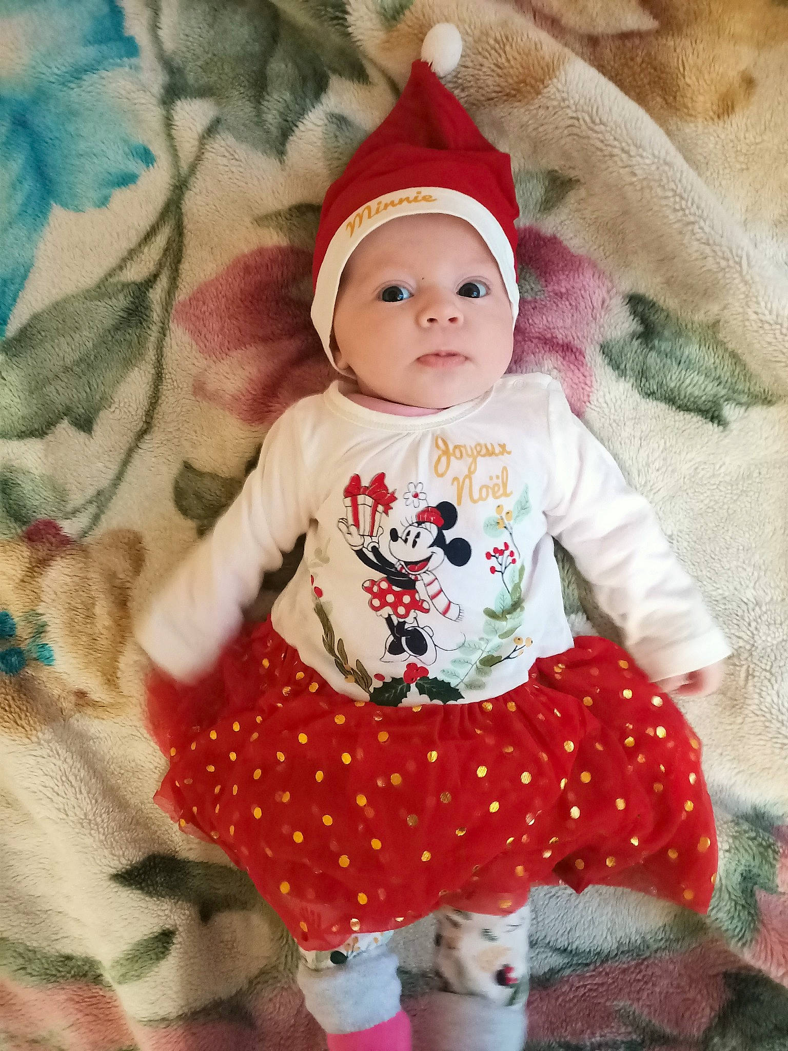 Anaé participe au concours pour gagner de l'argent avec cette photo : baby, baby_toddler_clothing, cap, child, clothing, costume_hat, design, face, happy, headwear, knit_cap, linens, outerwear, pattern, person, pink, product, sleeve, t_shirt, textile